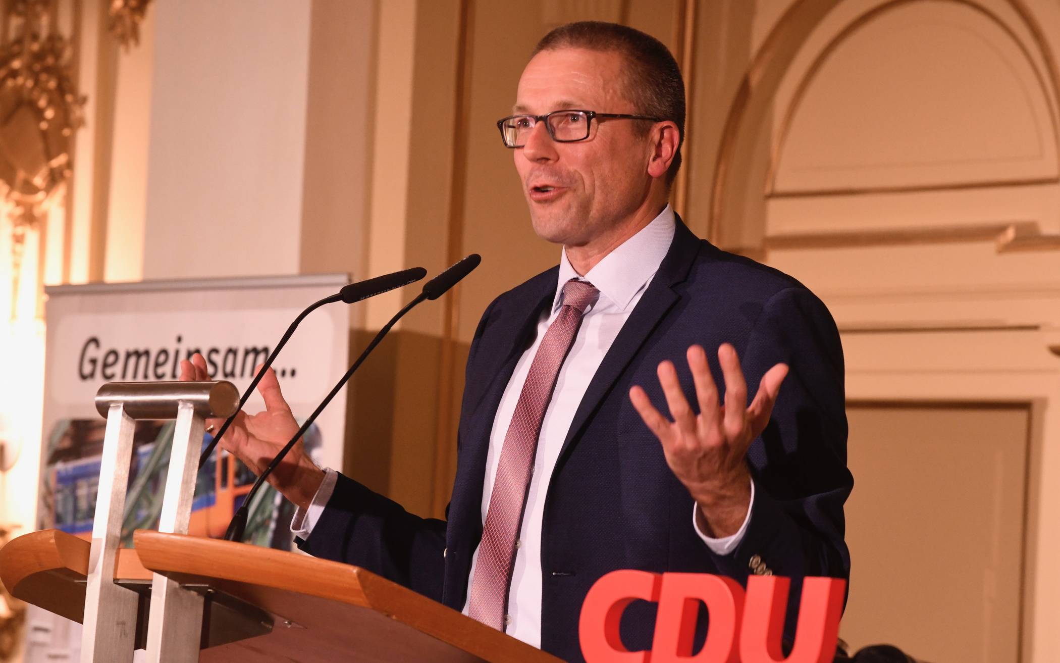 Uwe Schneidewind auf dem Rednerpult zwischen dem CDU-Slogan „Gemeinsam“ und dem Schriftzug der Partei.