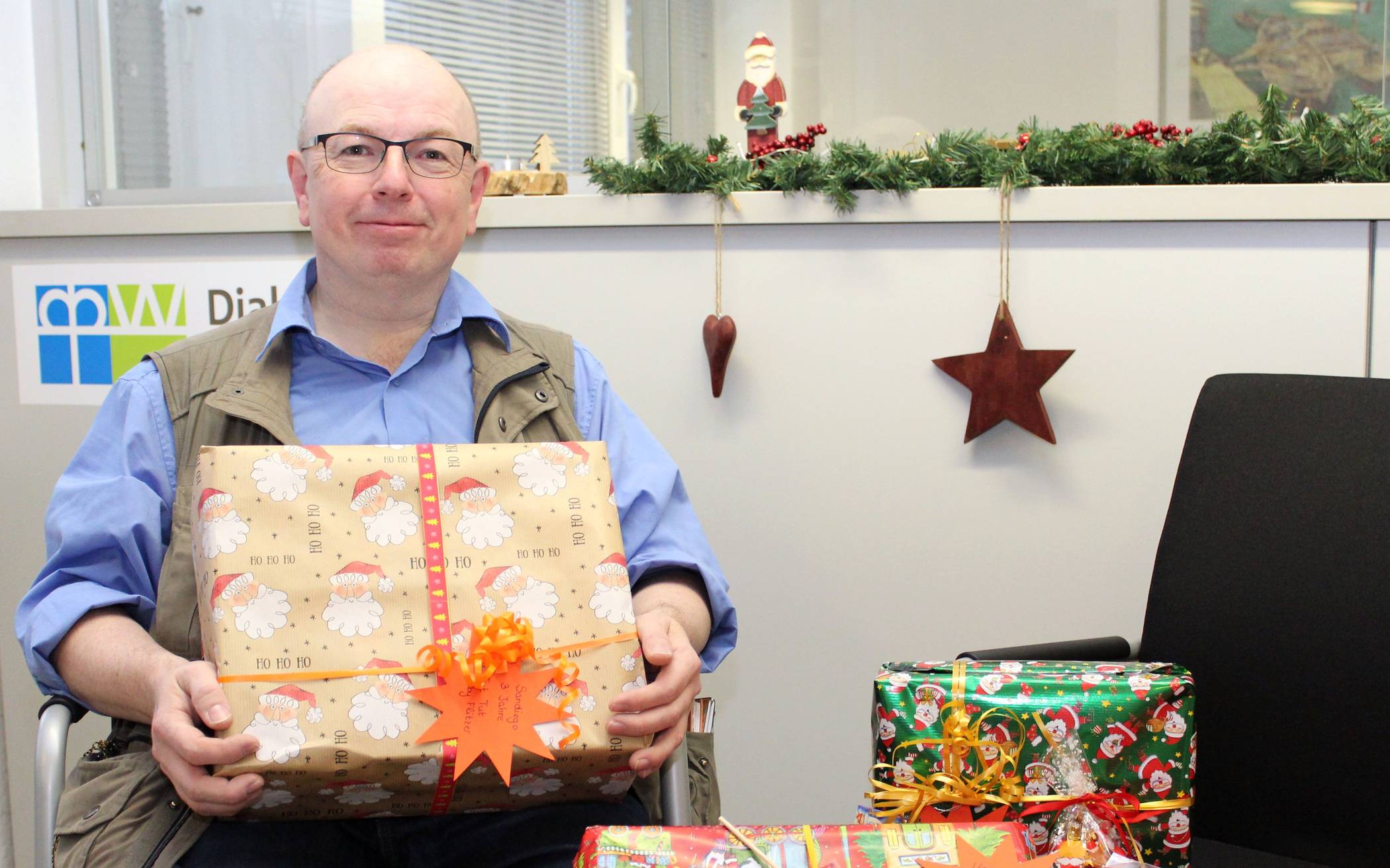  Michael Detjen von der Diakonie freut sich über 1.705 Geschenke für Wuppertaler Kinder.  