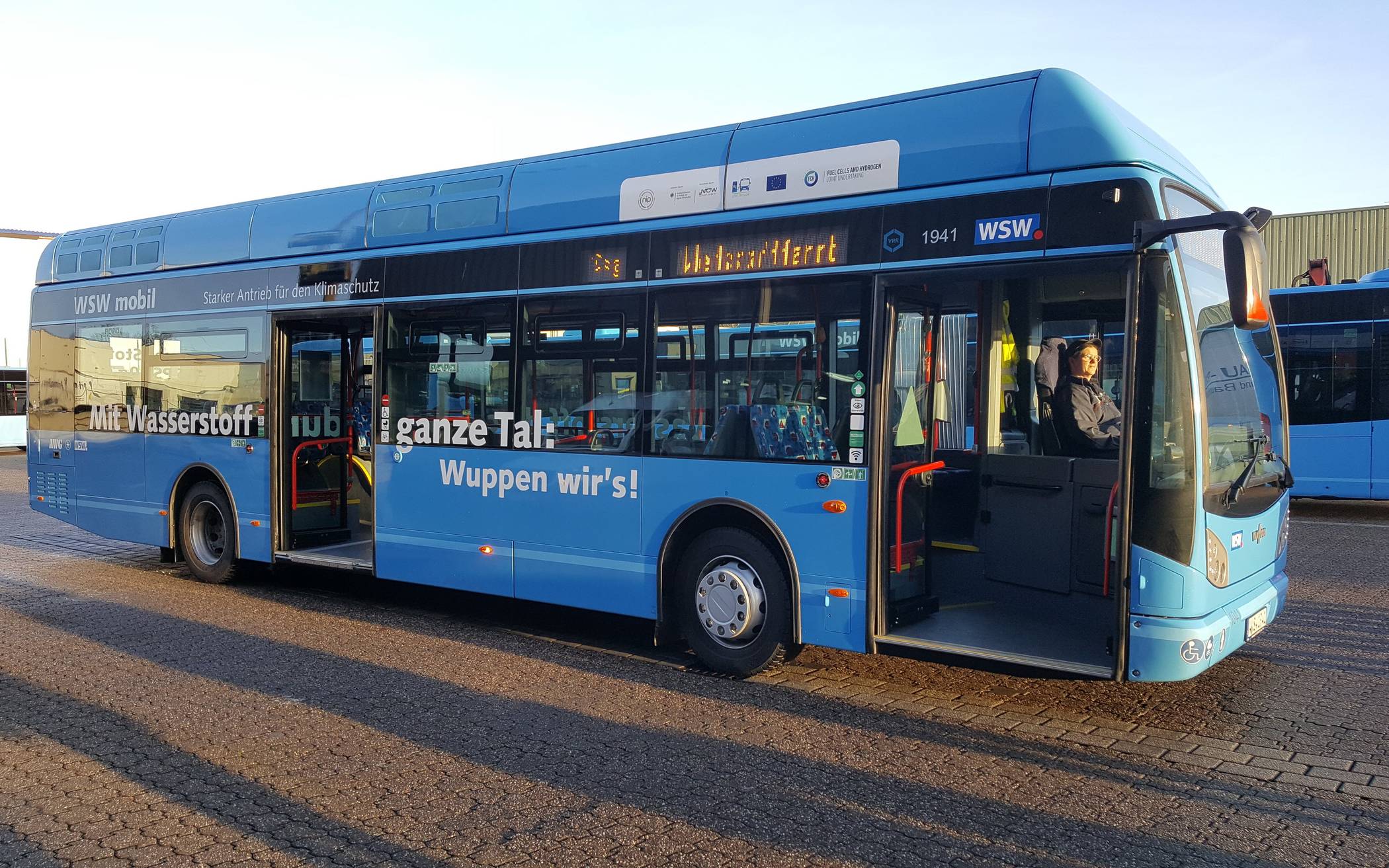  Der Wasserstoff-Bus ist zwar blau, aber, so Ulrich Jaeger von den Stadtwerken, „ein komplett grünes Produkt“. 