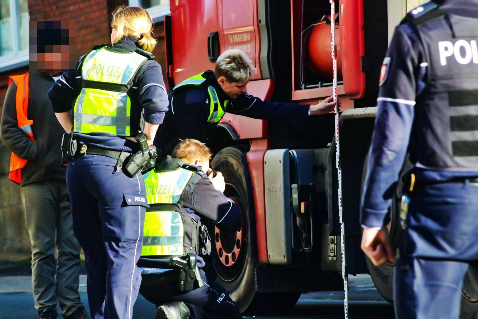 Auf der Hügelstraße ist eine Frau am Donnerstag (19. Dezember 2019) von einem Lkw...
