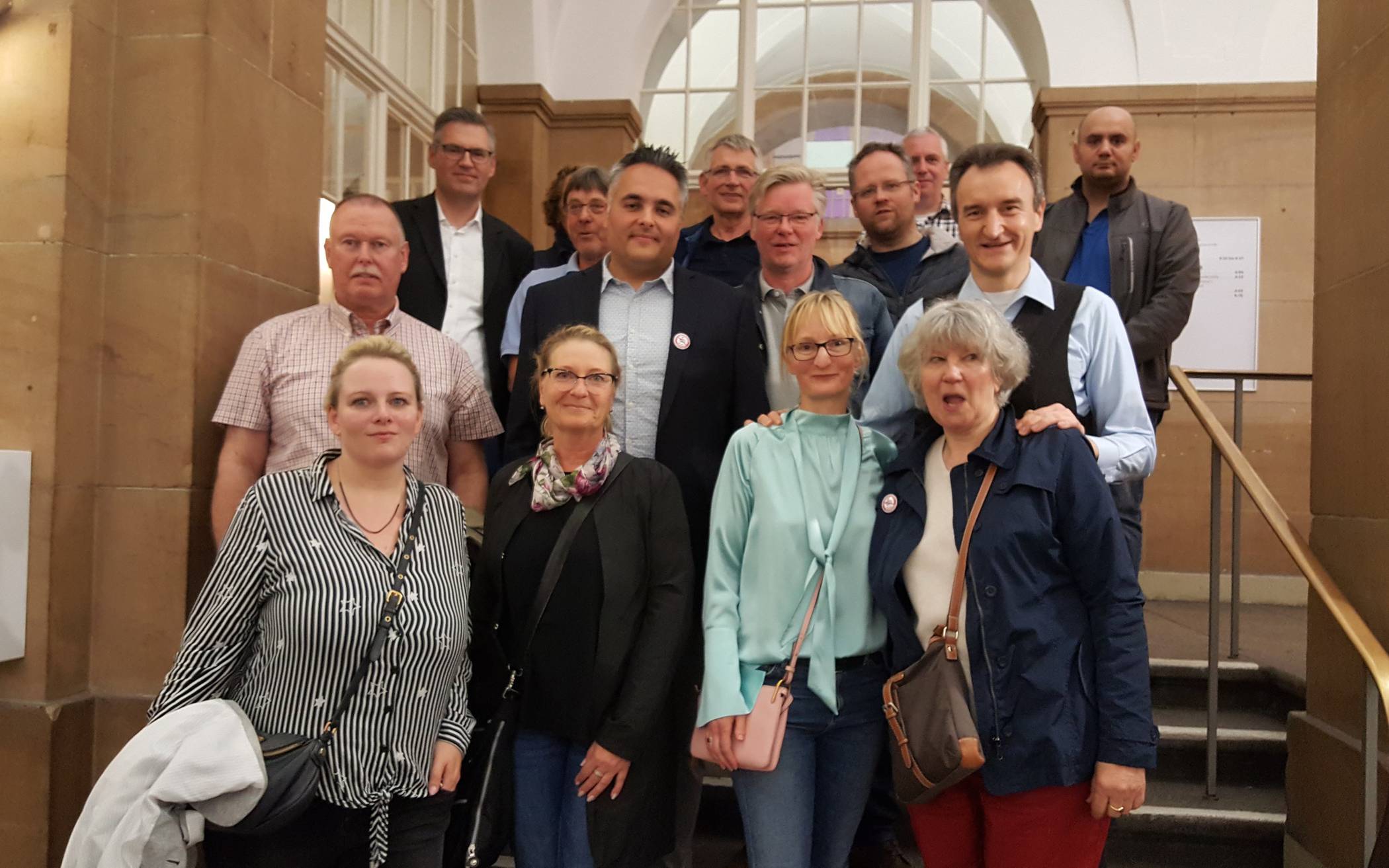  Gewinner: die Mitglieder der Initiative „Seilbahnfreies Wuppertal“ im Rathaus. 