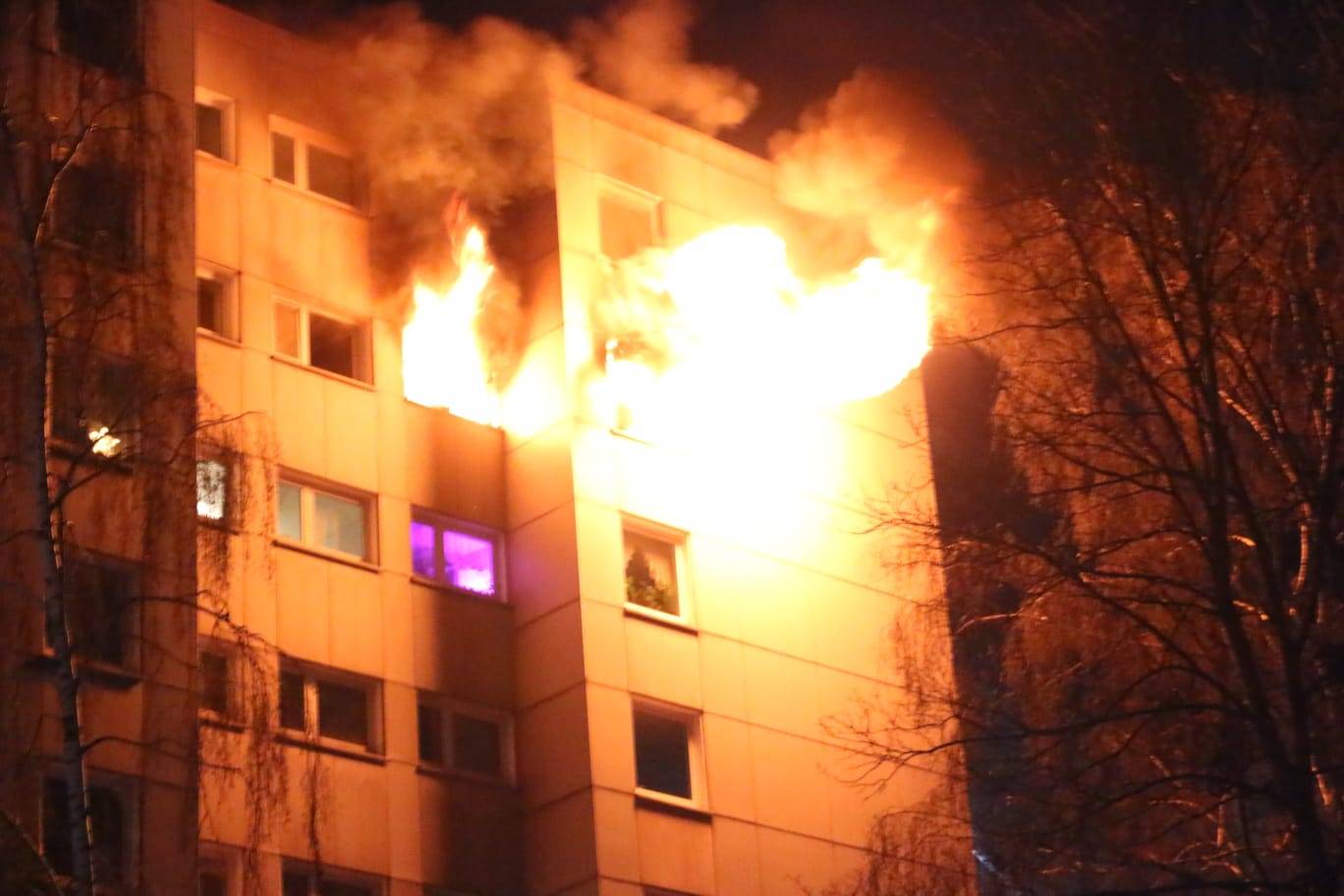 Die Flammen schlugen aus dem Gebäude.