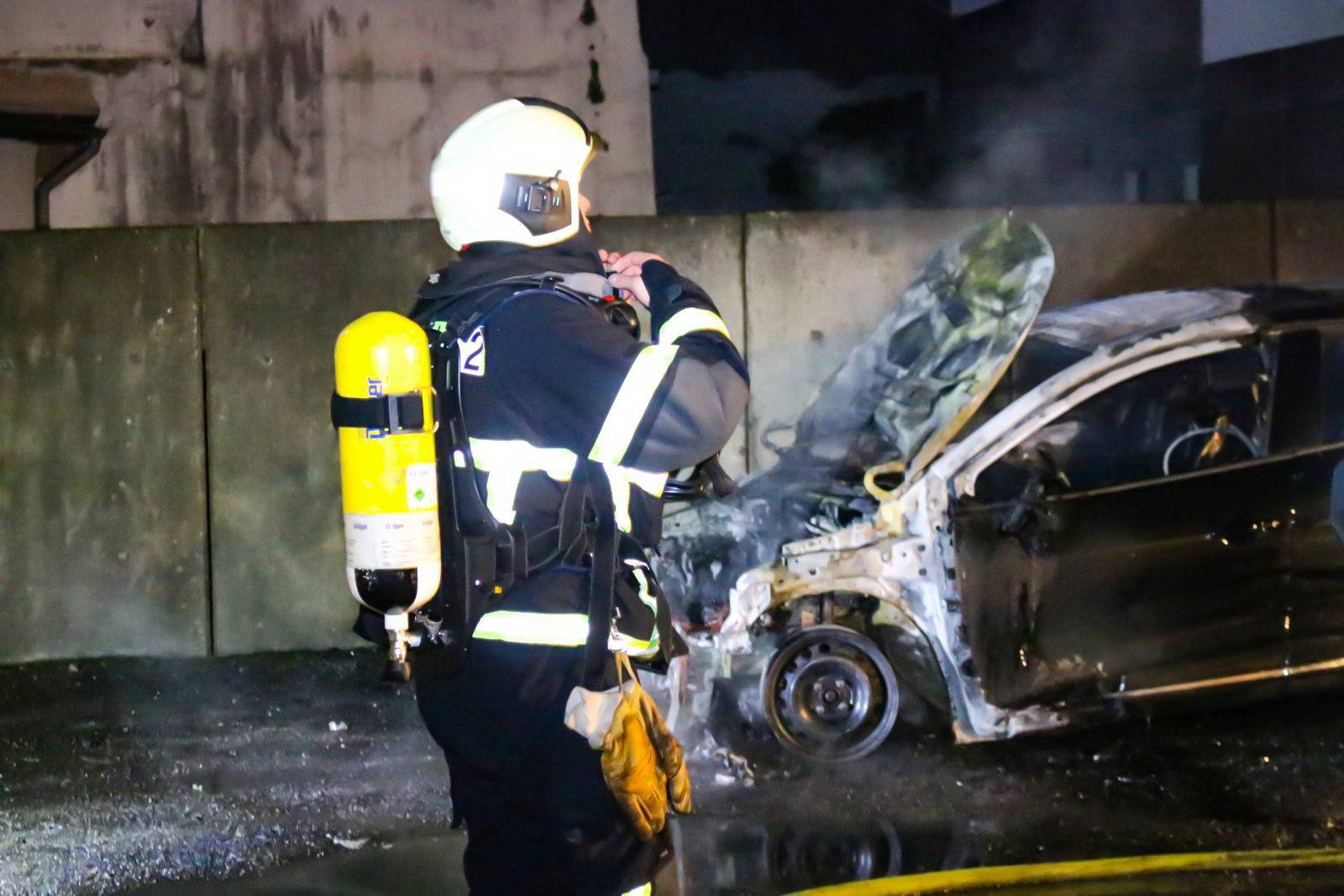 Auto in Hinterhof ausgebrannt