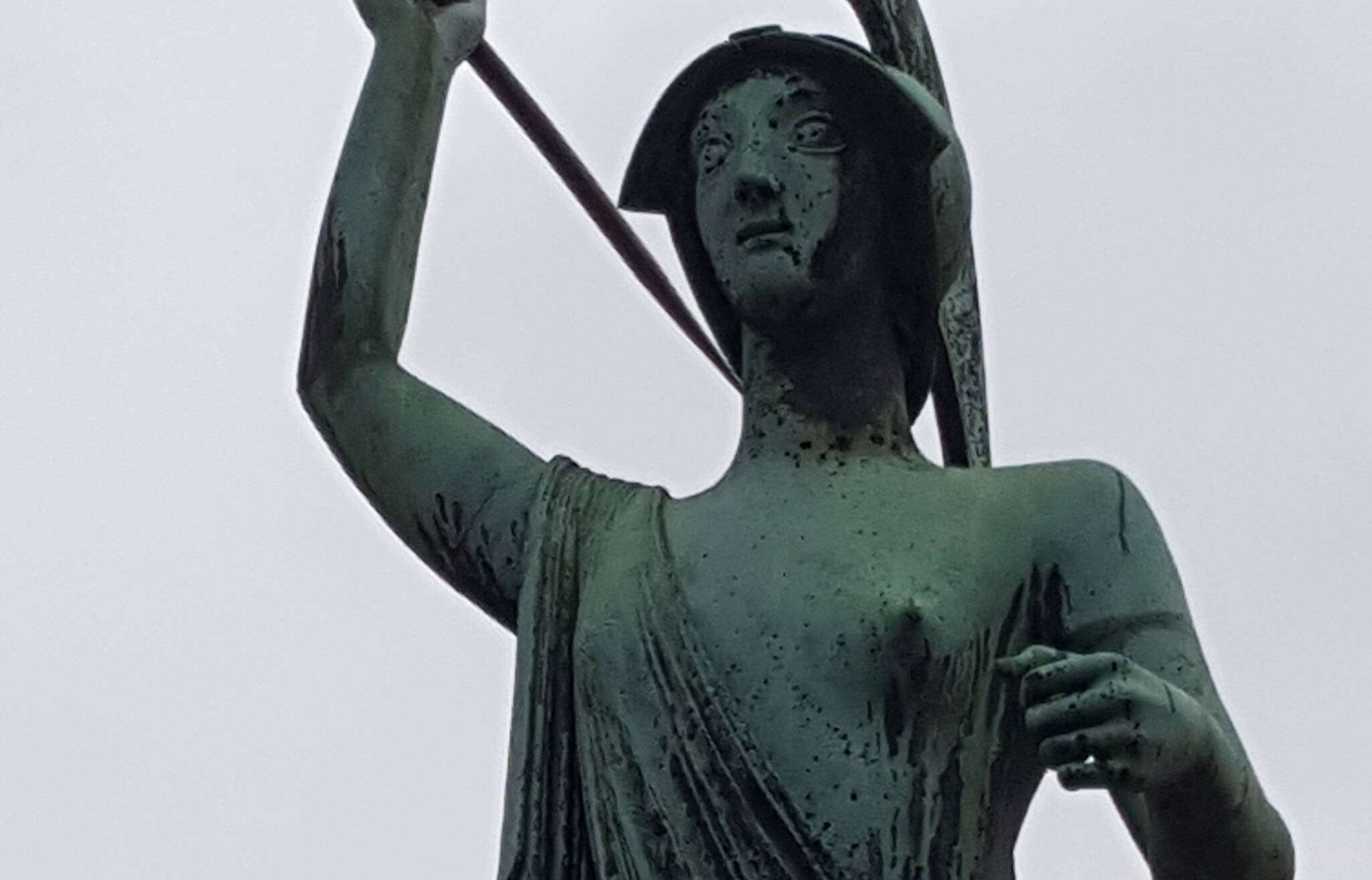  Die umstrittene Breker-Statue. 