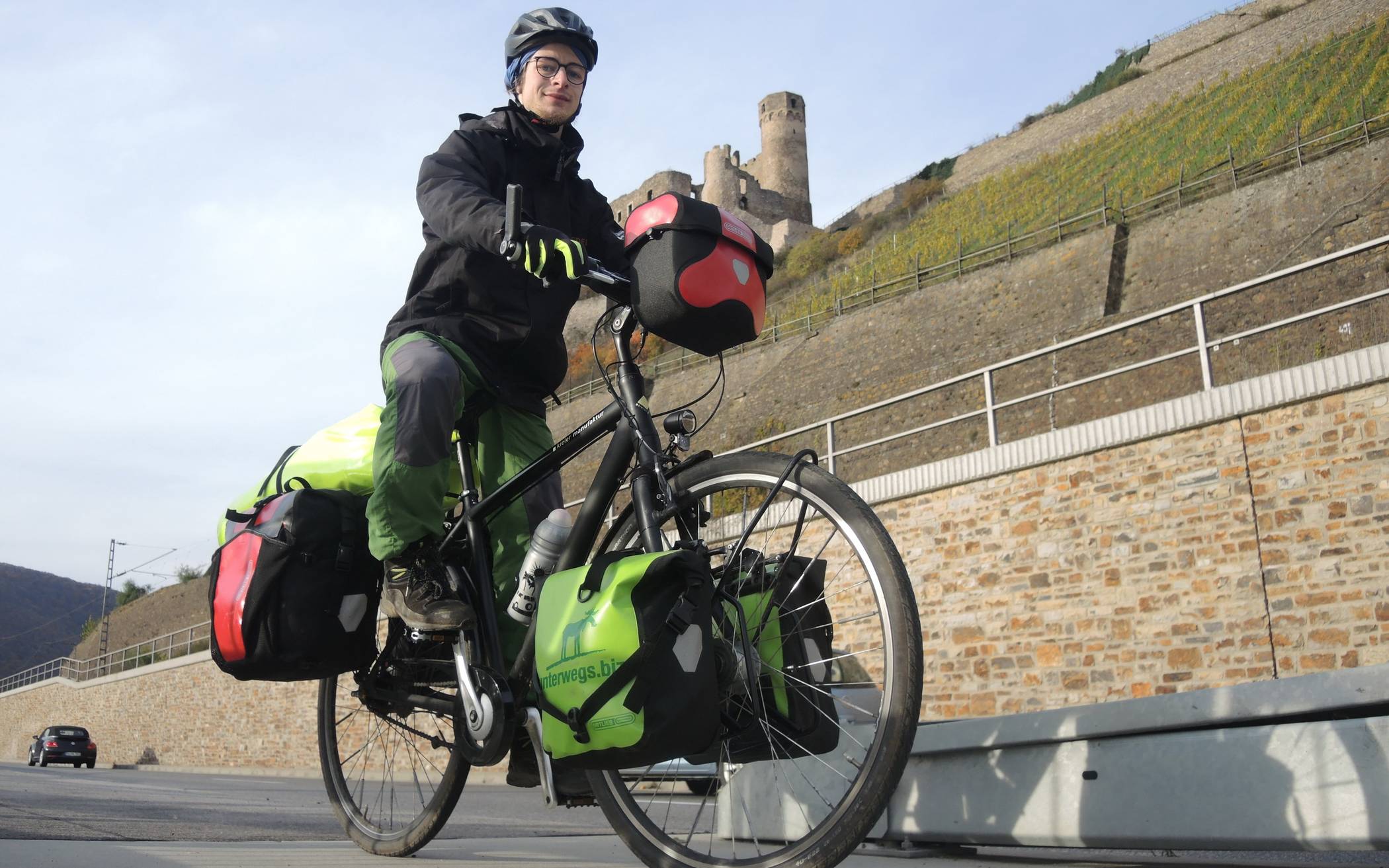  Linus Riedel mit dem Fahrrad am Rhein in der Nähe von Bingen. Bis nach Afrika hat er noch einen weiten Weg vor sich. 