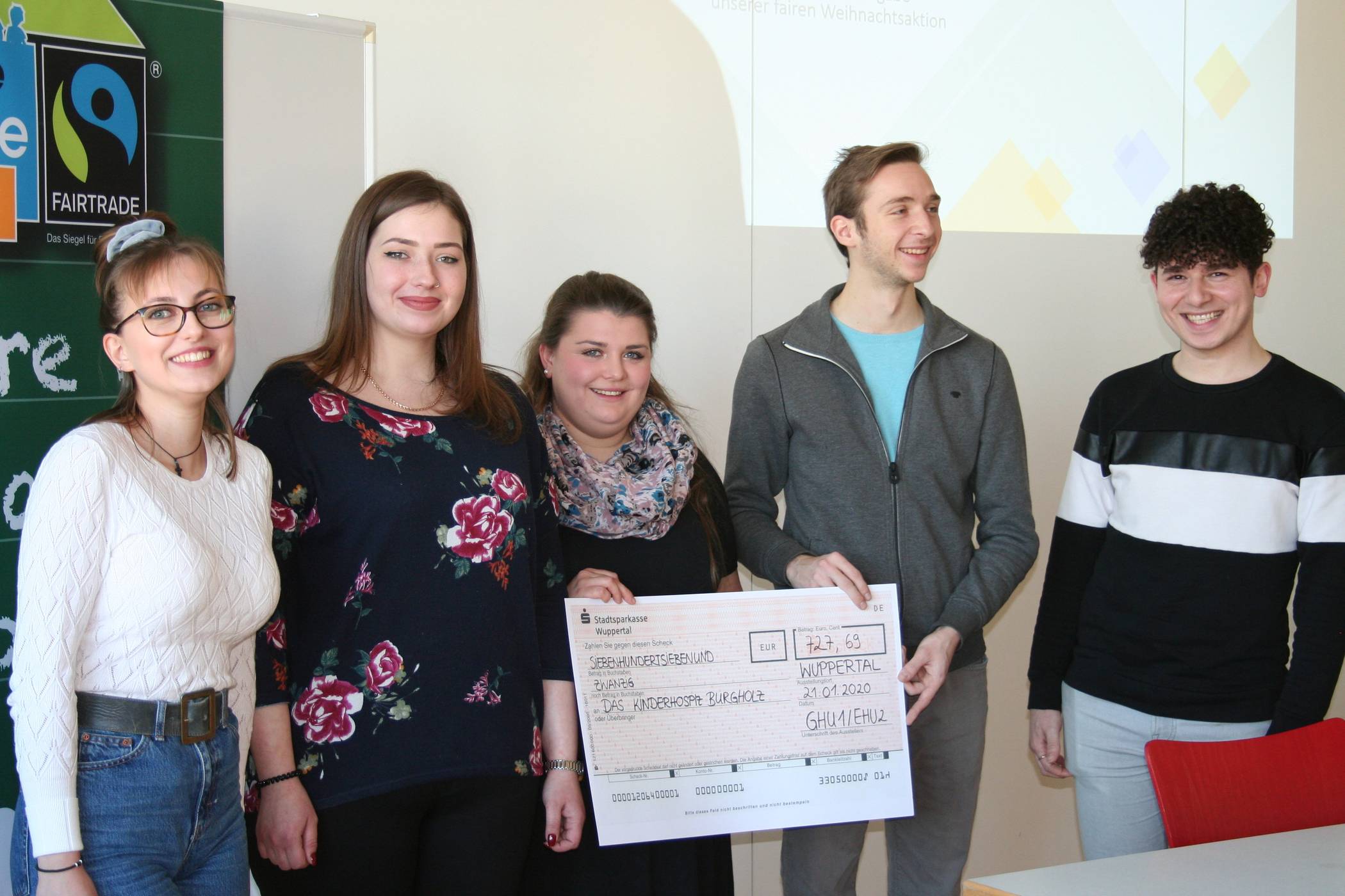  Einen symbolischen Scheck übergaben die Azubis des Berufskollegs Elberfeld an eine Mitarbeiterin des Kinder- und Jugendhospizes Burgholz.  