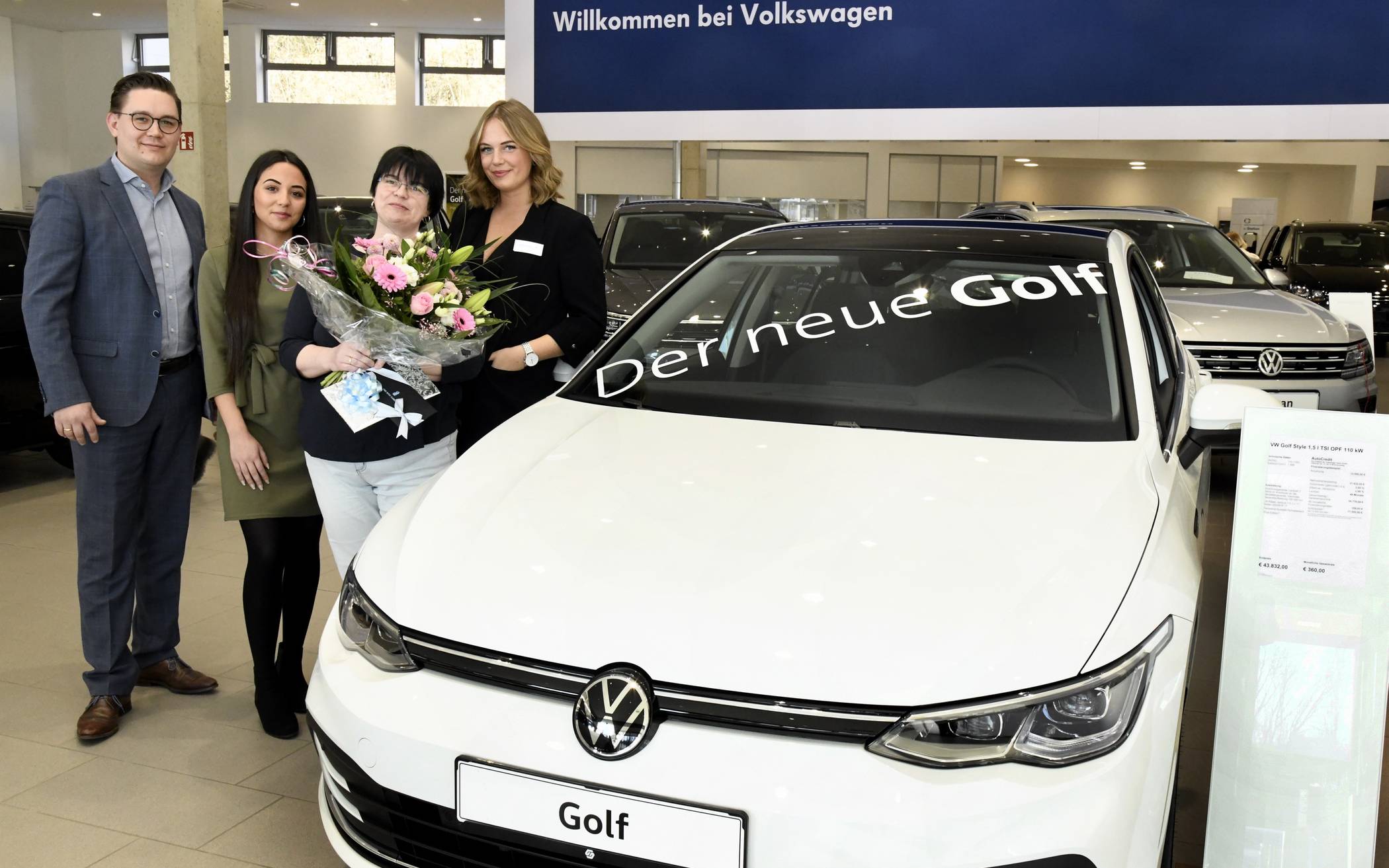  Von links: Thomas Schumann, Birnur Ercan (beide Audi), Gewinnerin Silvia Clausen und Angela Wildförster (Audi). 
