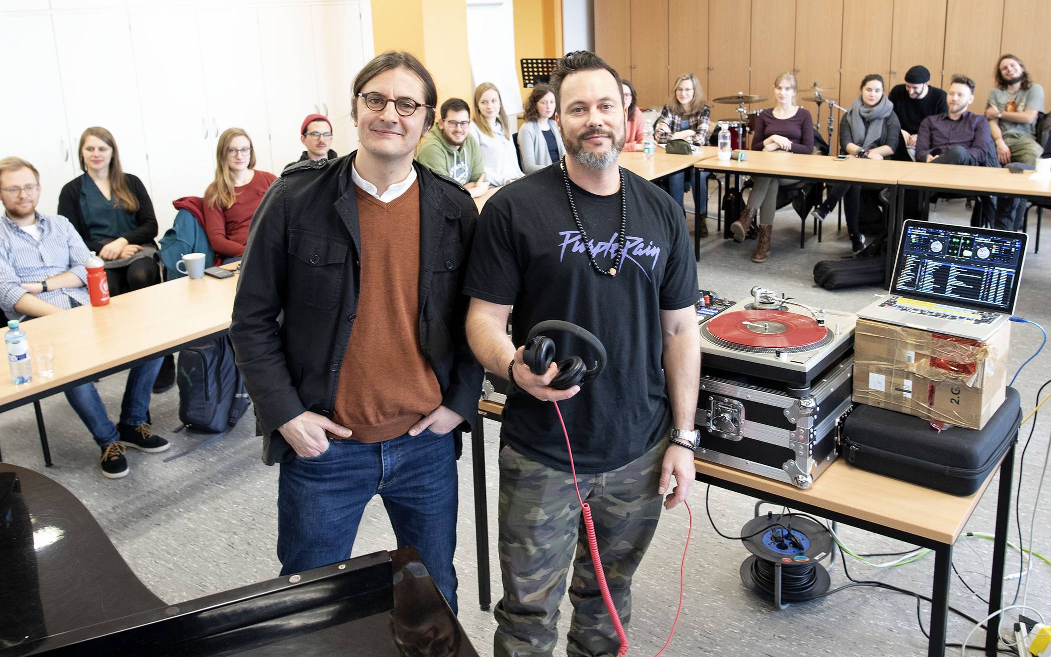  Der Kölner HipHop-DJ „Lifeforce“ (rechts) kam auf Einladung von Musikpädagoge Dr. Oliver Kautny (l.) an die Bergische Universität. 