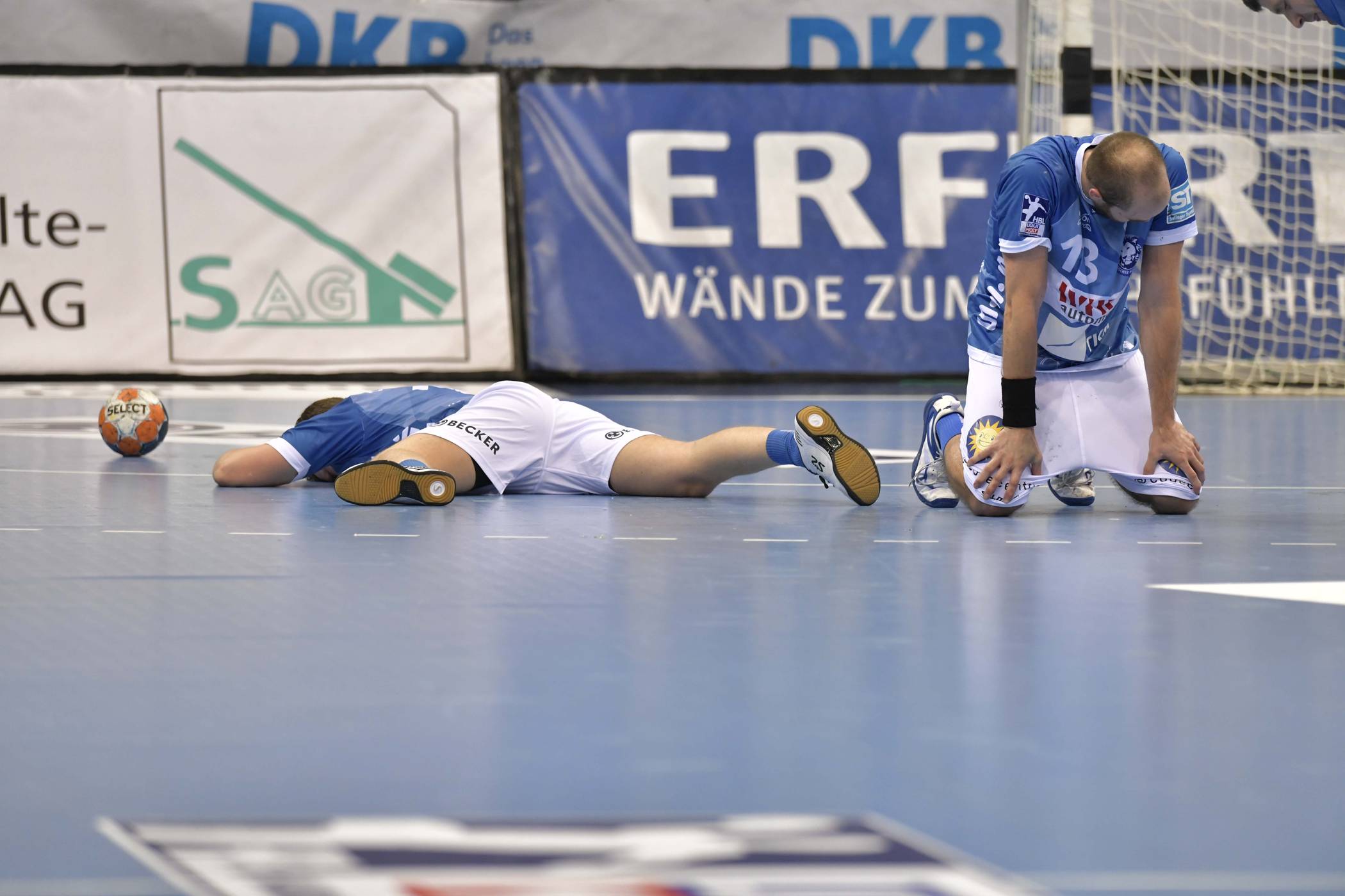  Die Enttäuschung war riesig. Rechts Kapitän Kristian Nippes. 