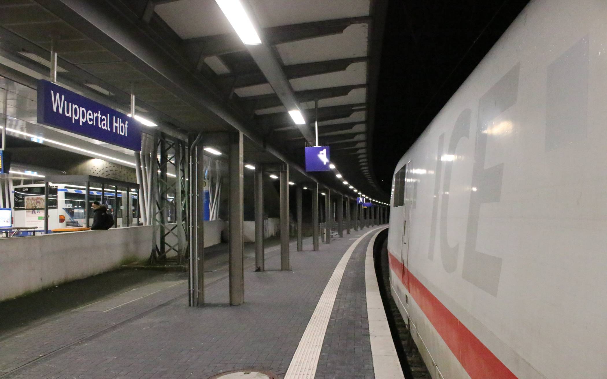 Nächster Halt: Wuppertal! Einer der beiden ICE, der am Hauptbahnhof zwangsweise „übernachtet“.