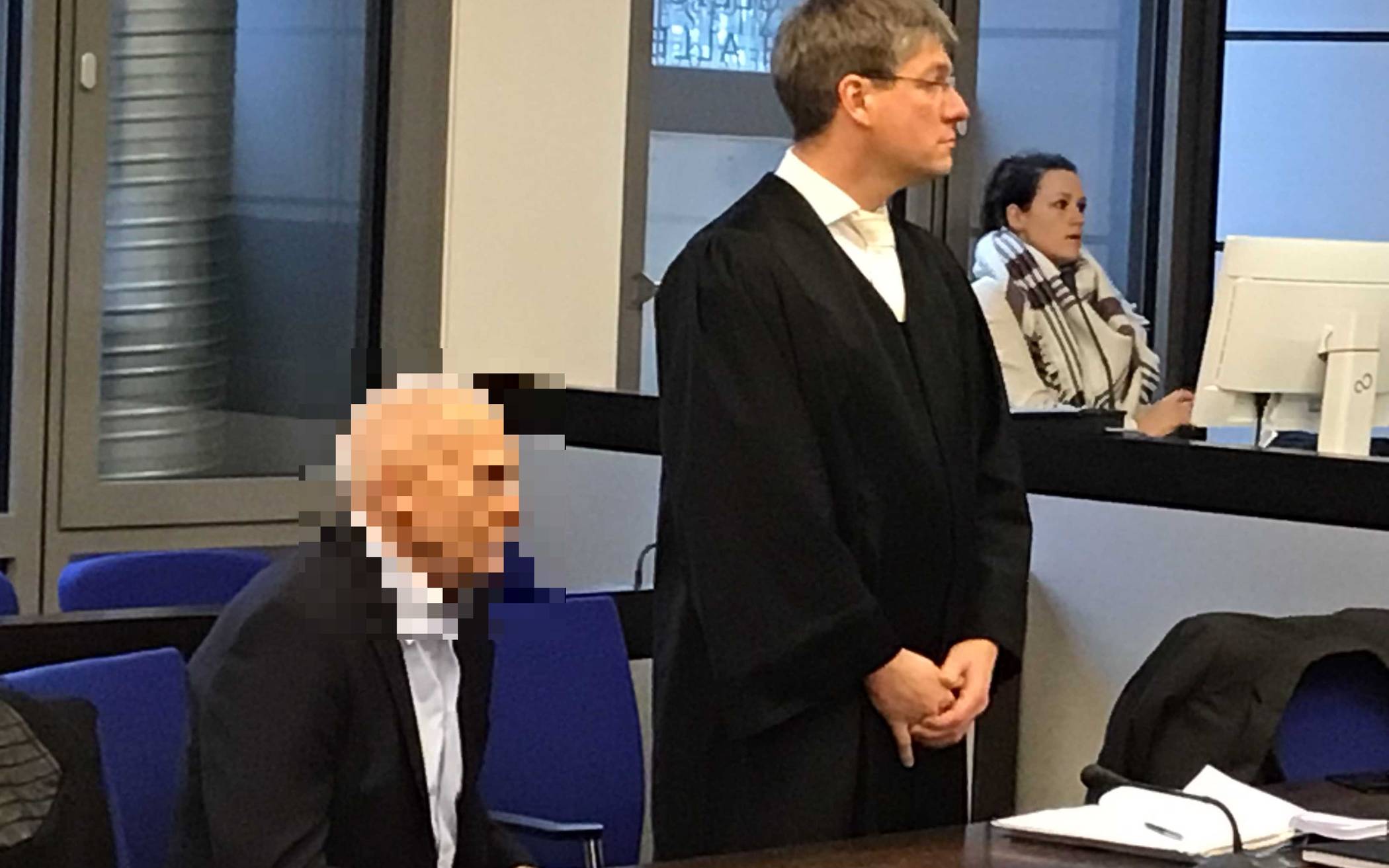  Der angeklagte Euskirchener und sein Anwalt vor Gericht. 