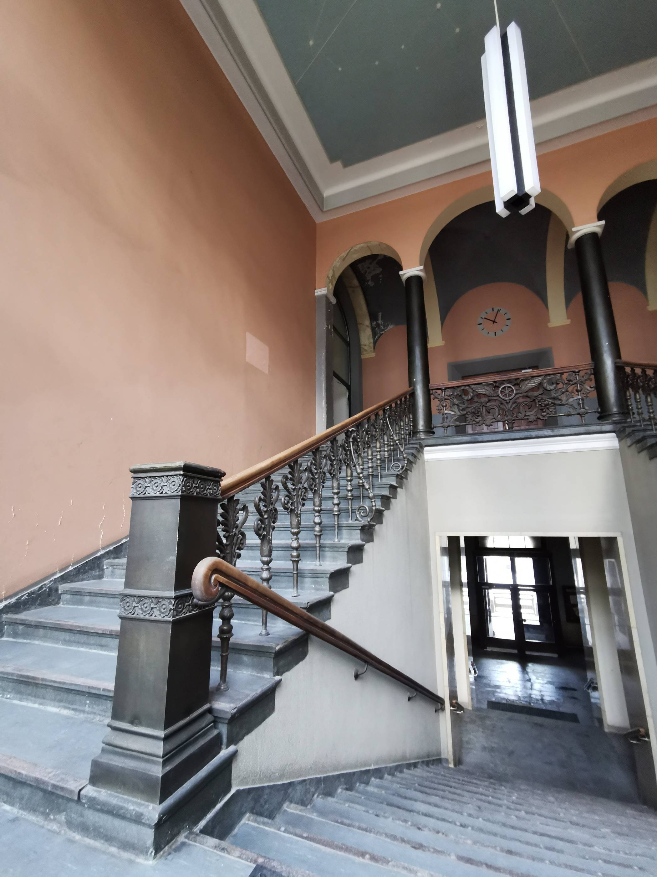 10.04 Uhr — seit wie vielen Jahren die Uhr wohl schon nicht mehr tickt?...