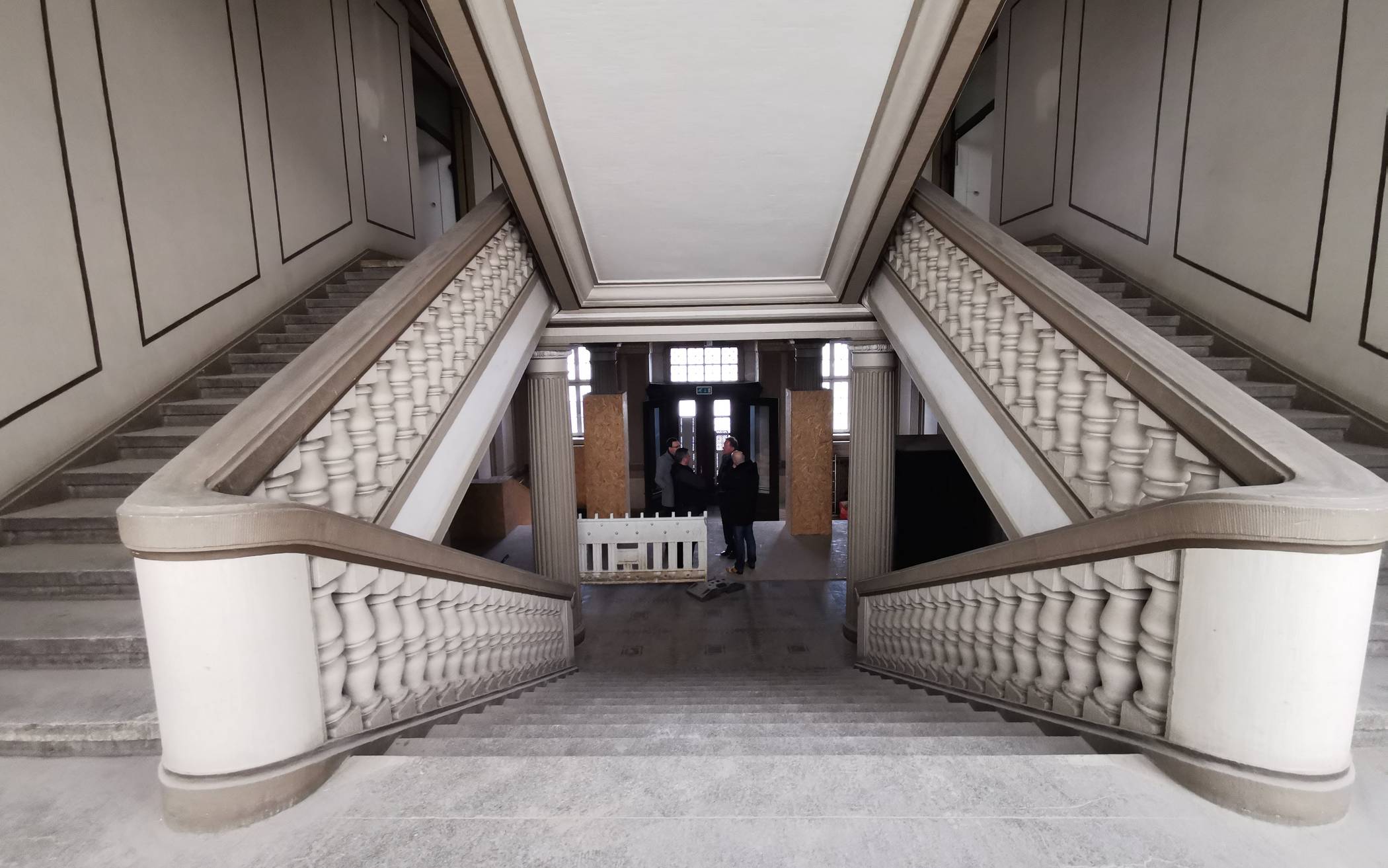 Die Treppe im Eingangsbereich....