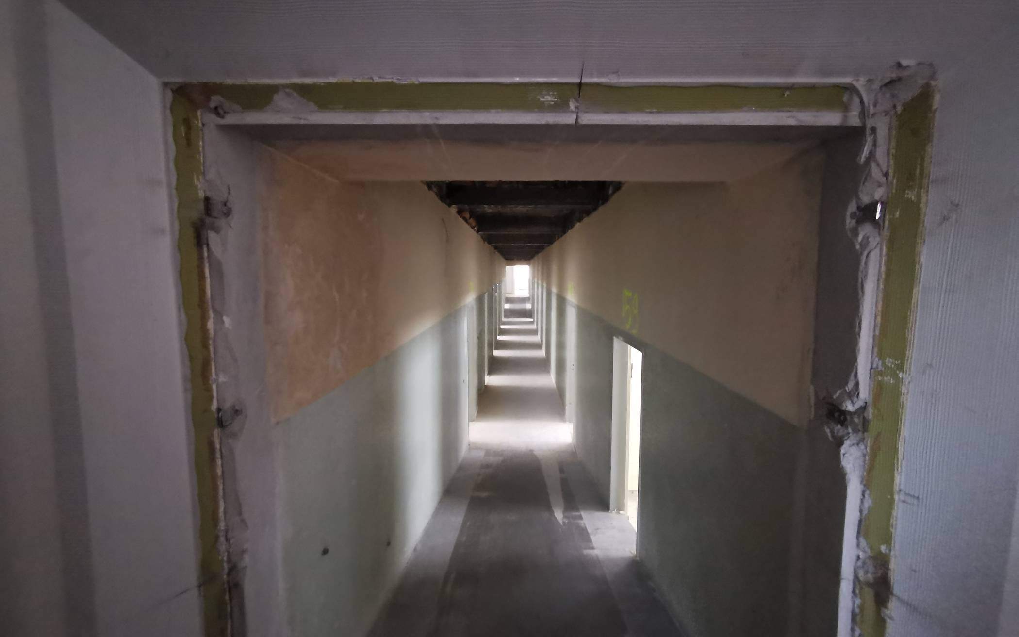 Viele (verlassene) Gänge führen durch die Bundesbahndirektion....