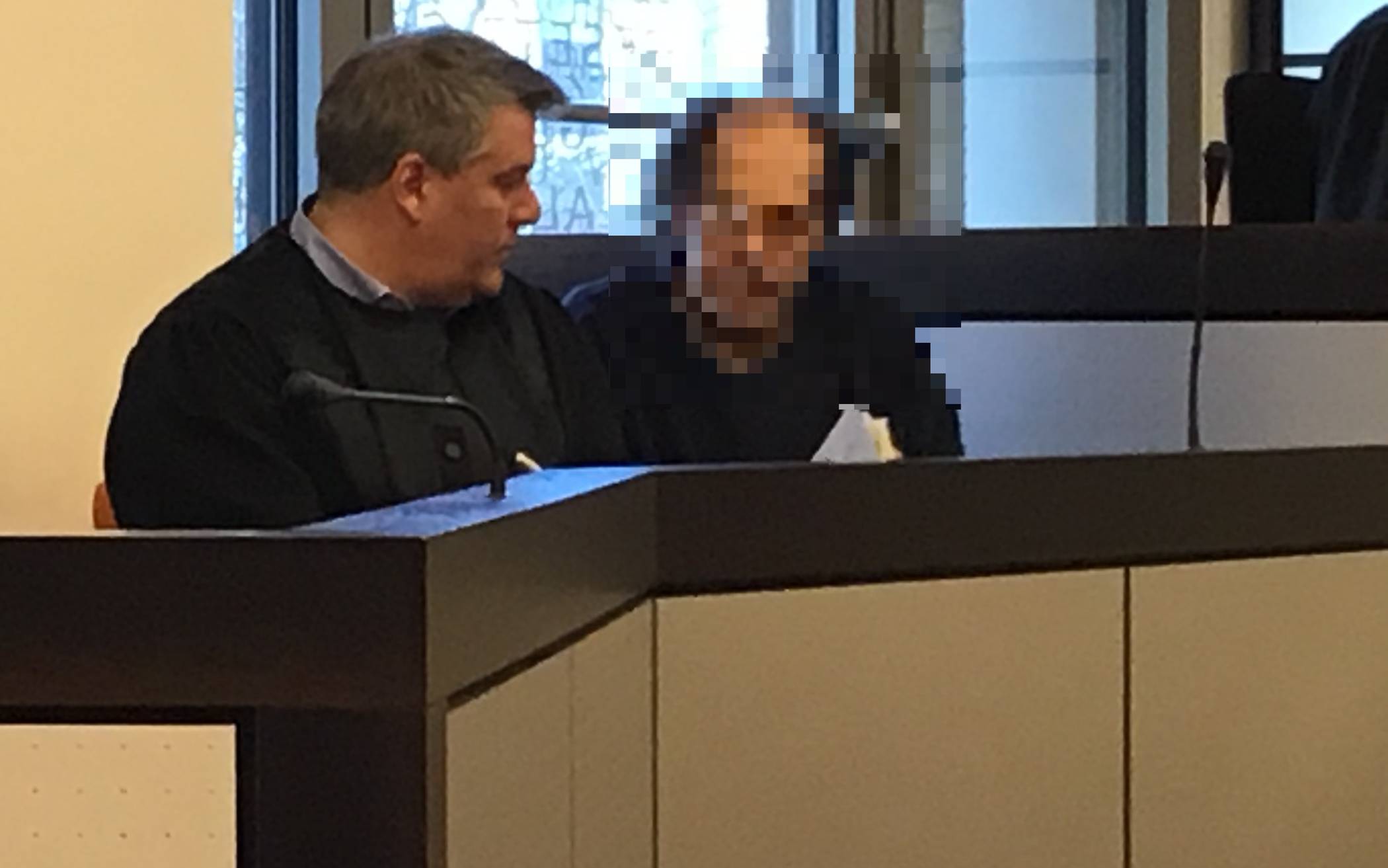  Der Angeklagte, Bernd U., mit seinem Anwalt.  