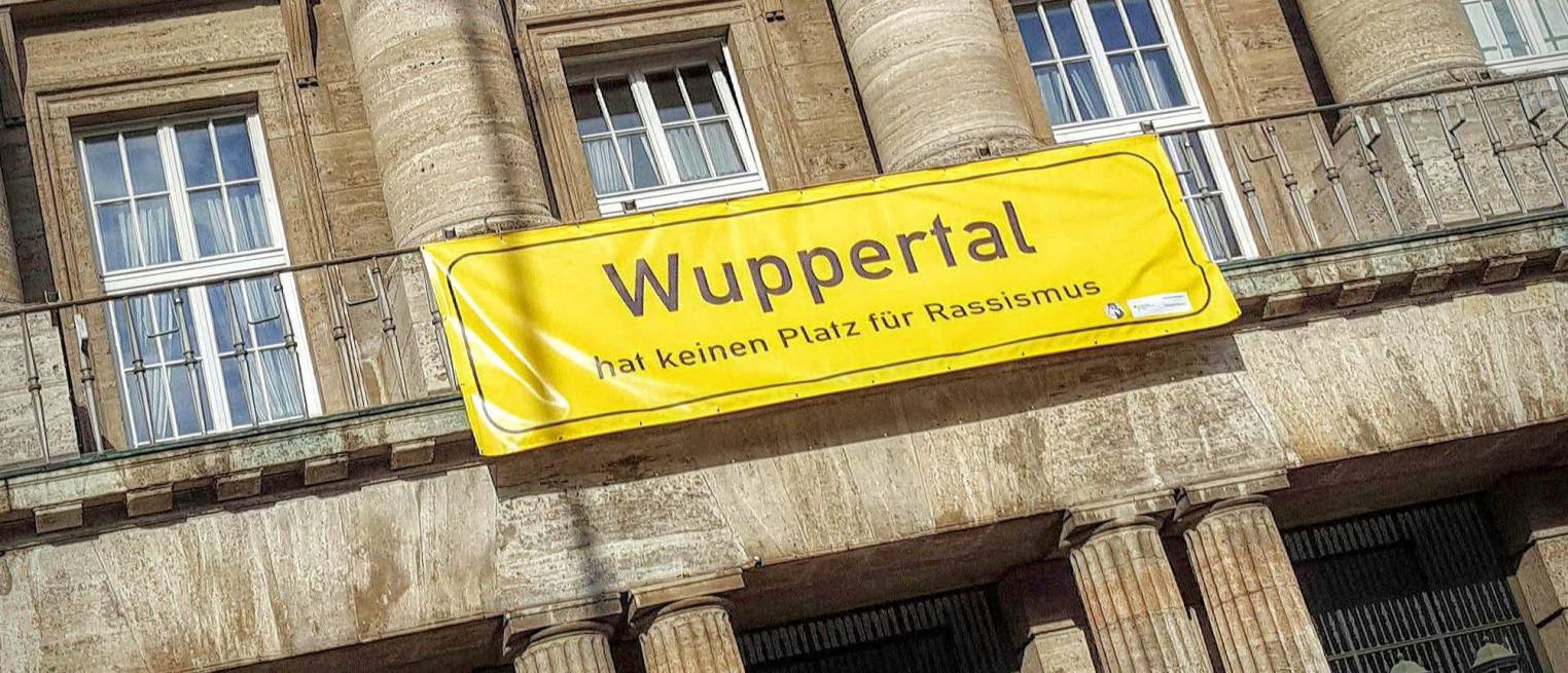 Das Banner am Wuppertaler Rathaus.