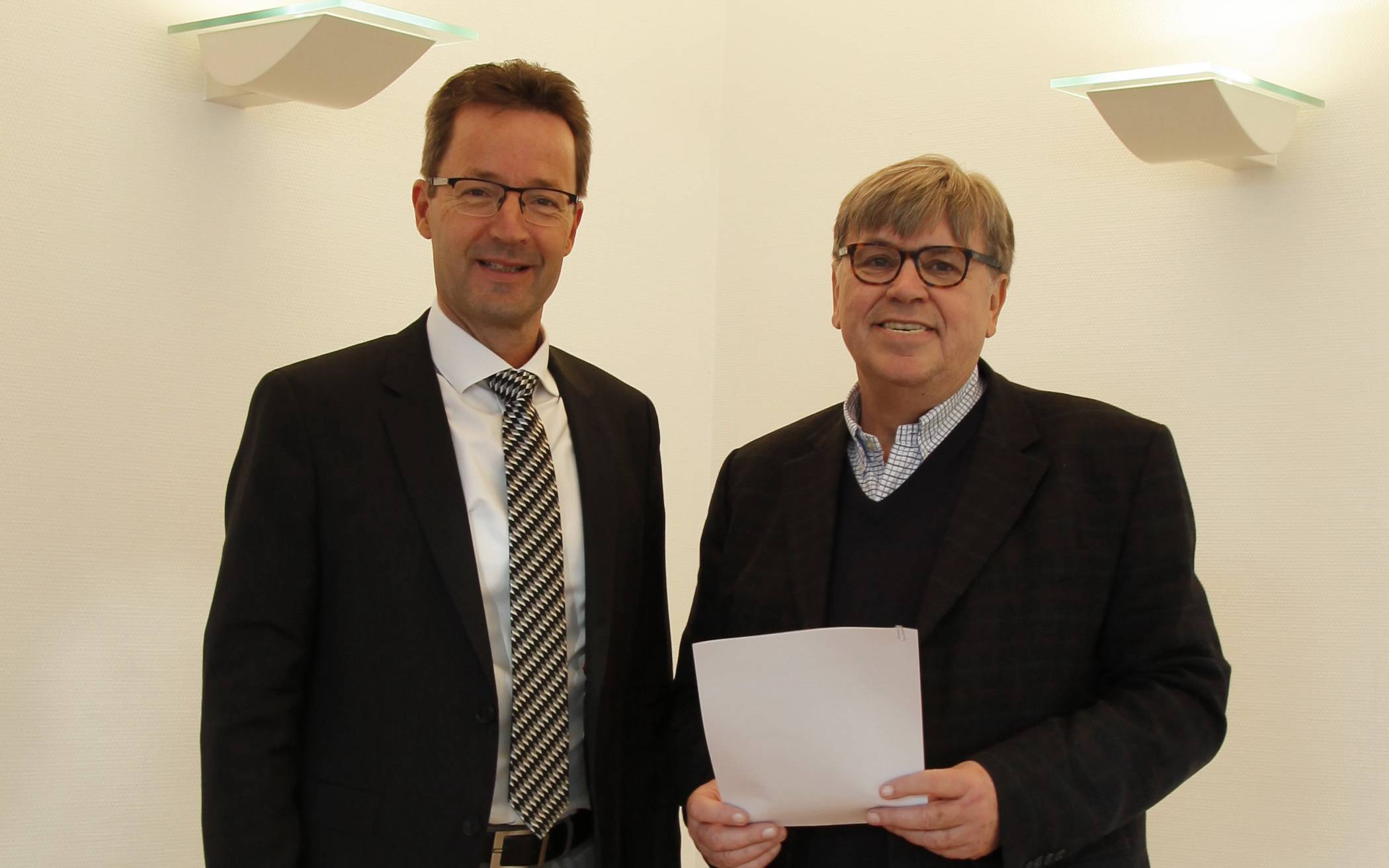  Uni-Rektor Prof. Dr. Lambert T. Koch (links) verabschiedete sich von Emeritus Prof. Dr. Heinz-Reiner Treichel. 