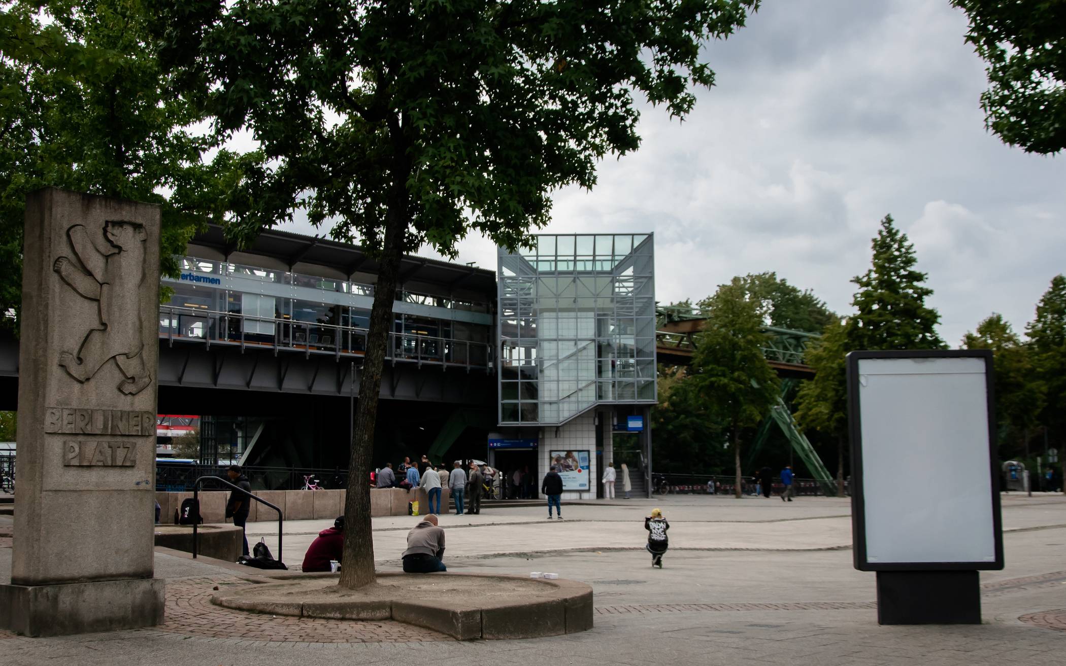  Der Berliner Platz in Wuppertal Oberbarmen wird von der Polizei als „gefährlicher Ort“ eingestuft. Auch hier zeigt die Polizei verstärkt Präsenz und kontrollierte in letzter Zeit immer wieder die ansässigen Shisha-Bars, Wettbuden und Spielhallen. 