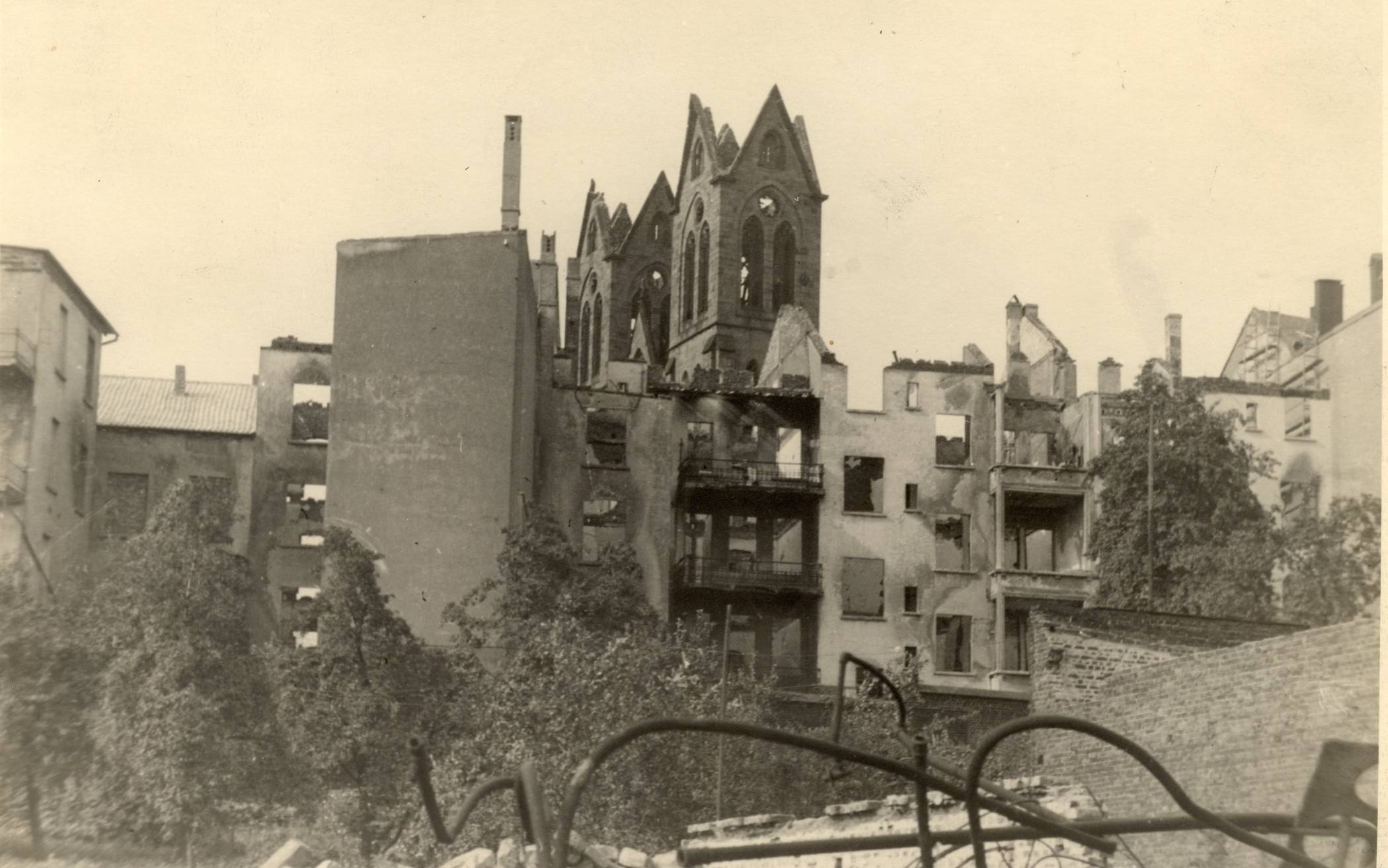  Blick von der Berliner Straße auf die zerstörte Kirche. 