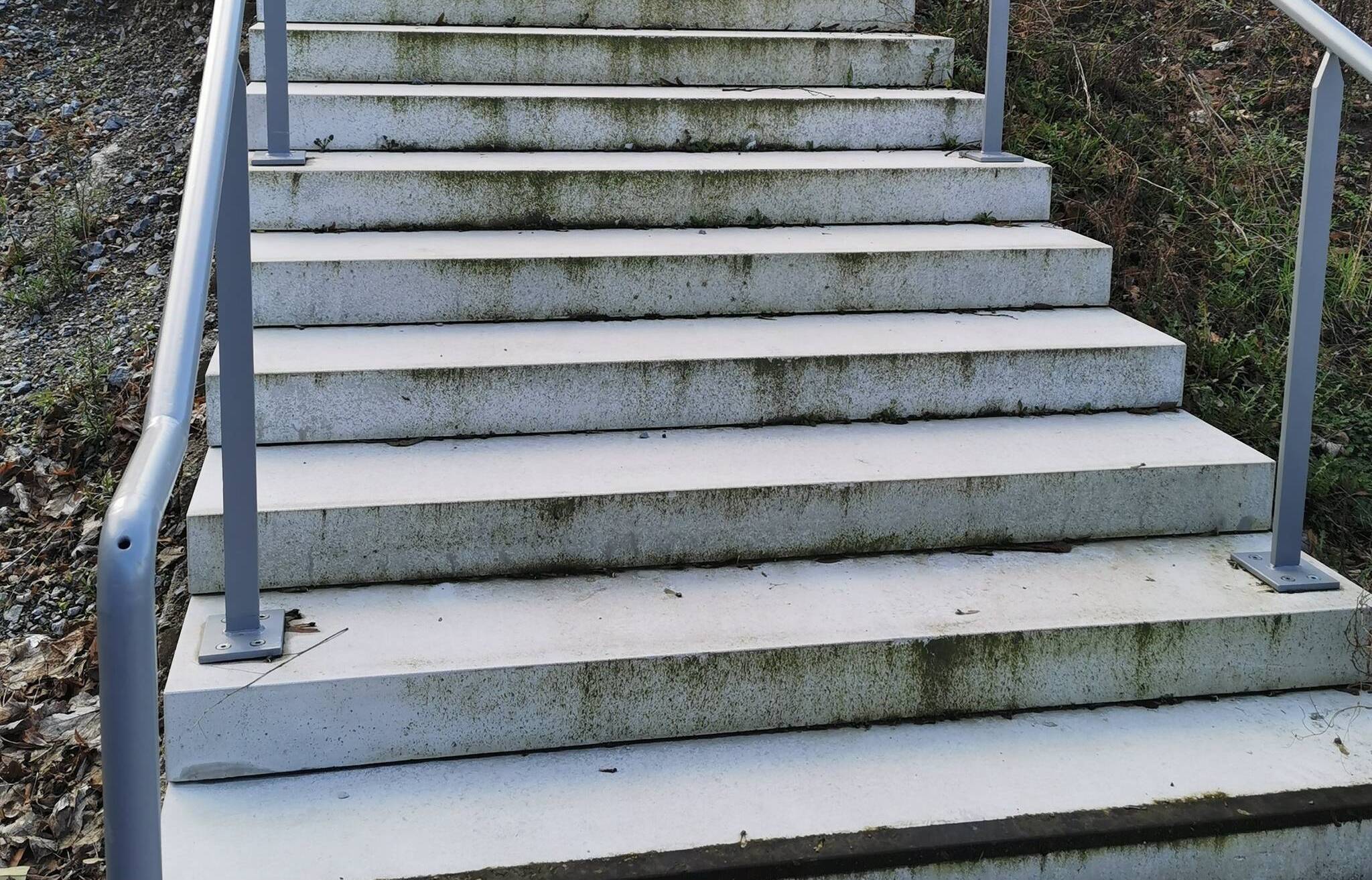  Die bisher ungenutzte aber so gut wie fertig gestellte Treppe am Wilhelm-Dörpfeld-Gymnasium in Elberfeld.  