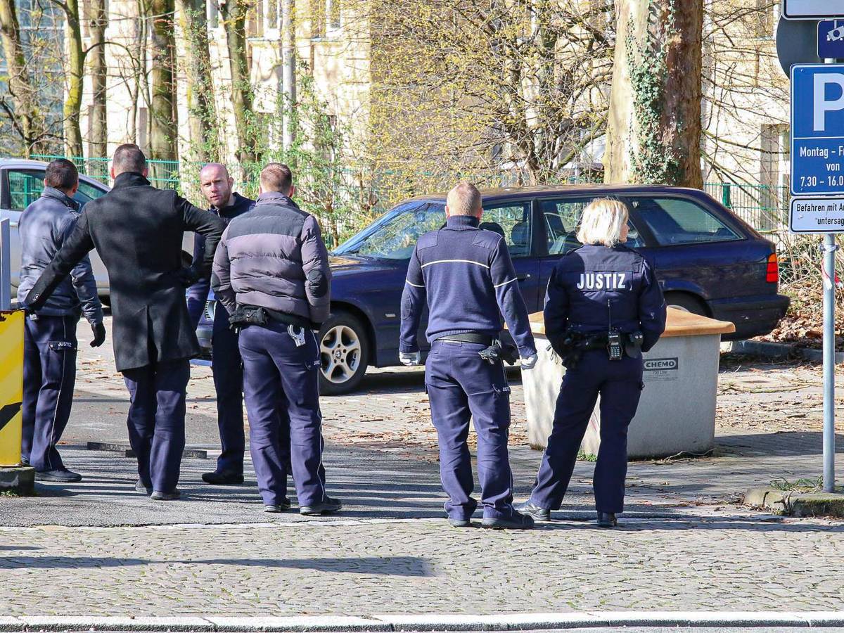 Polizei-Großeinsatz am Wuppertaler Justizzentrum
