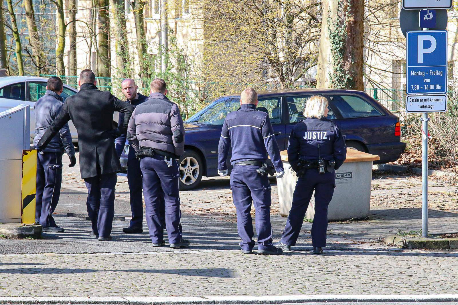 Polizei-Großeinsatz am Wuppertaler Justizzentrum