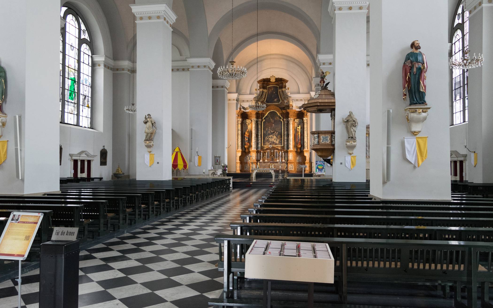  Auch die Basilika minor St. Laurentius bleibt vorerst leer. 