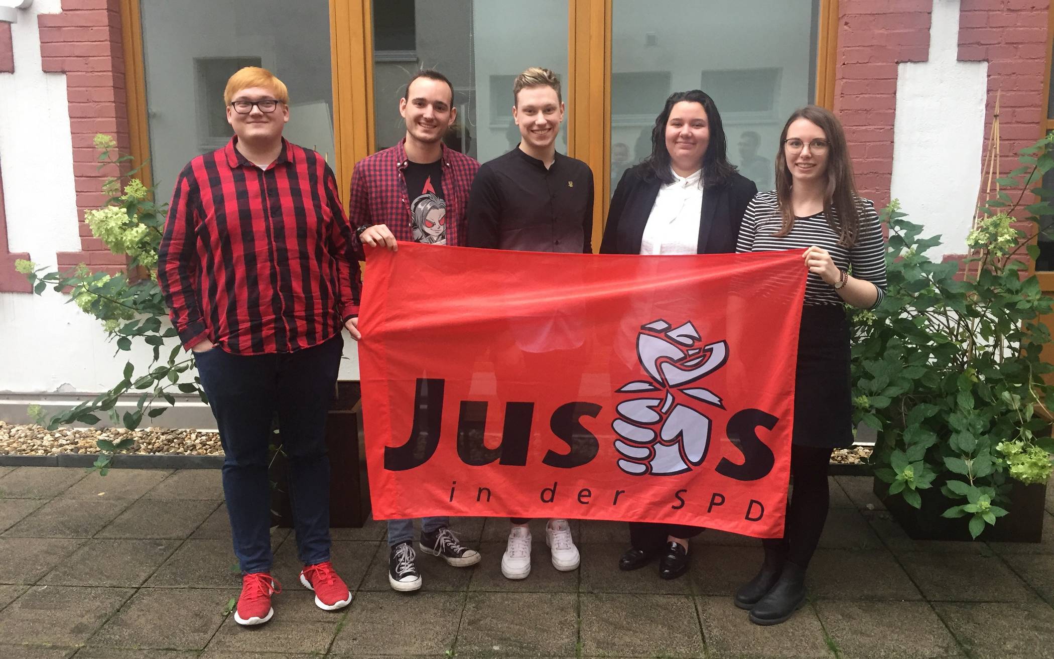  Der Jusos-Vorstand, der zusammen mit der Jungen Union, der Grünen Jugend und den Jungen Liberalen eine Solidaritätsgemeinschaft gegründet hat.  