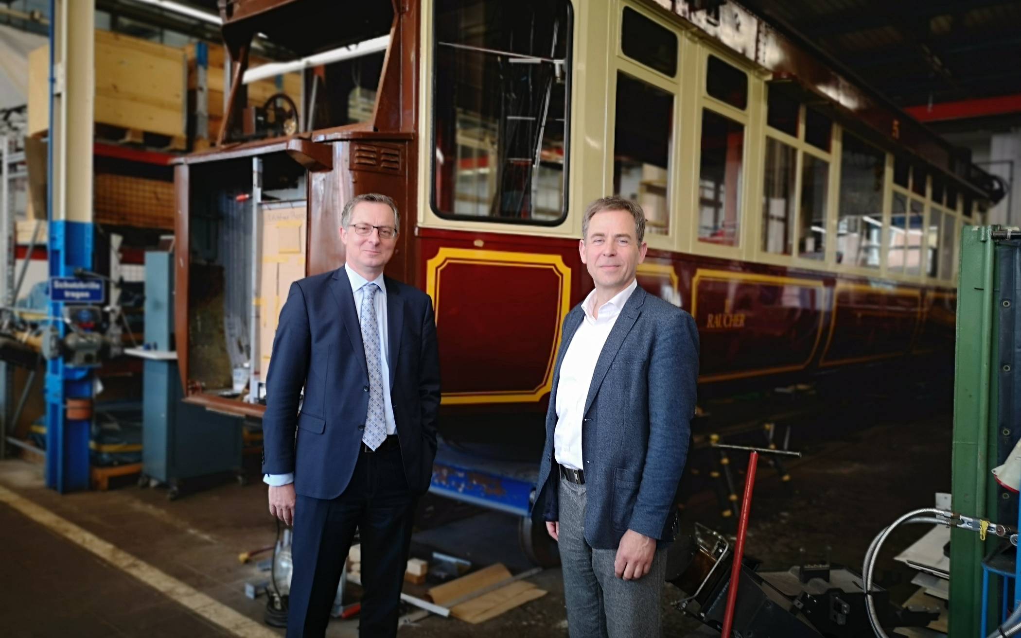  WSW-Geschäftsführer Ulrich Jaeger und Wuppertal Marketing Geschäftsführer Martin Bang vor dem Kaiserwagen, der wohl erst wieder im September 2021 fahren wird.  