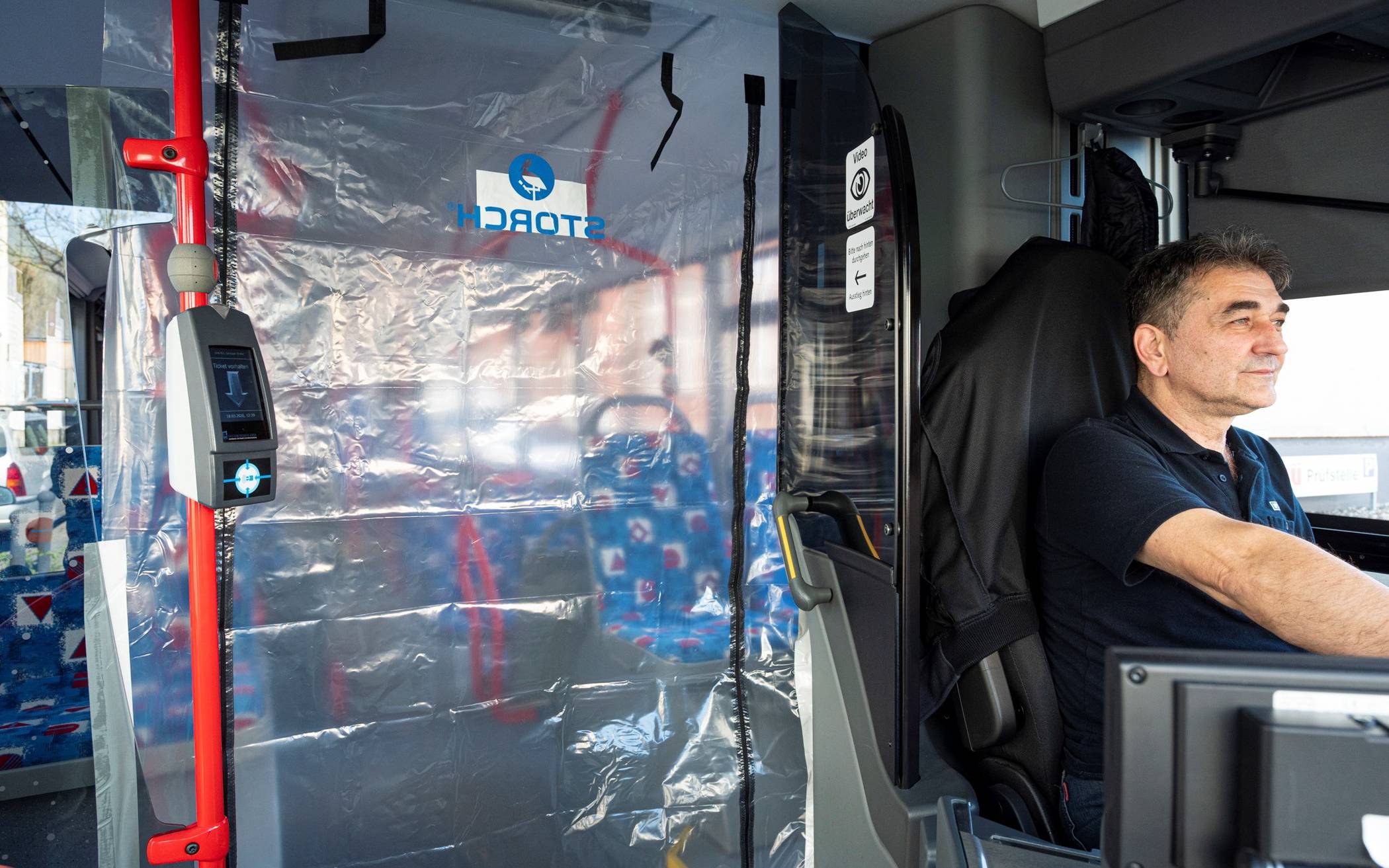  Busfahrer Ernadin Skender in einem Bus der Wuppertaler Stadtwerke, die jetzt mit Plastiktüren ausgerüstet wurden. 