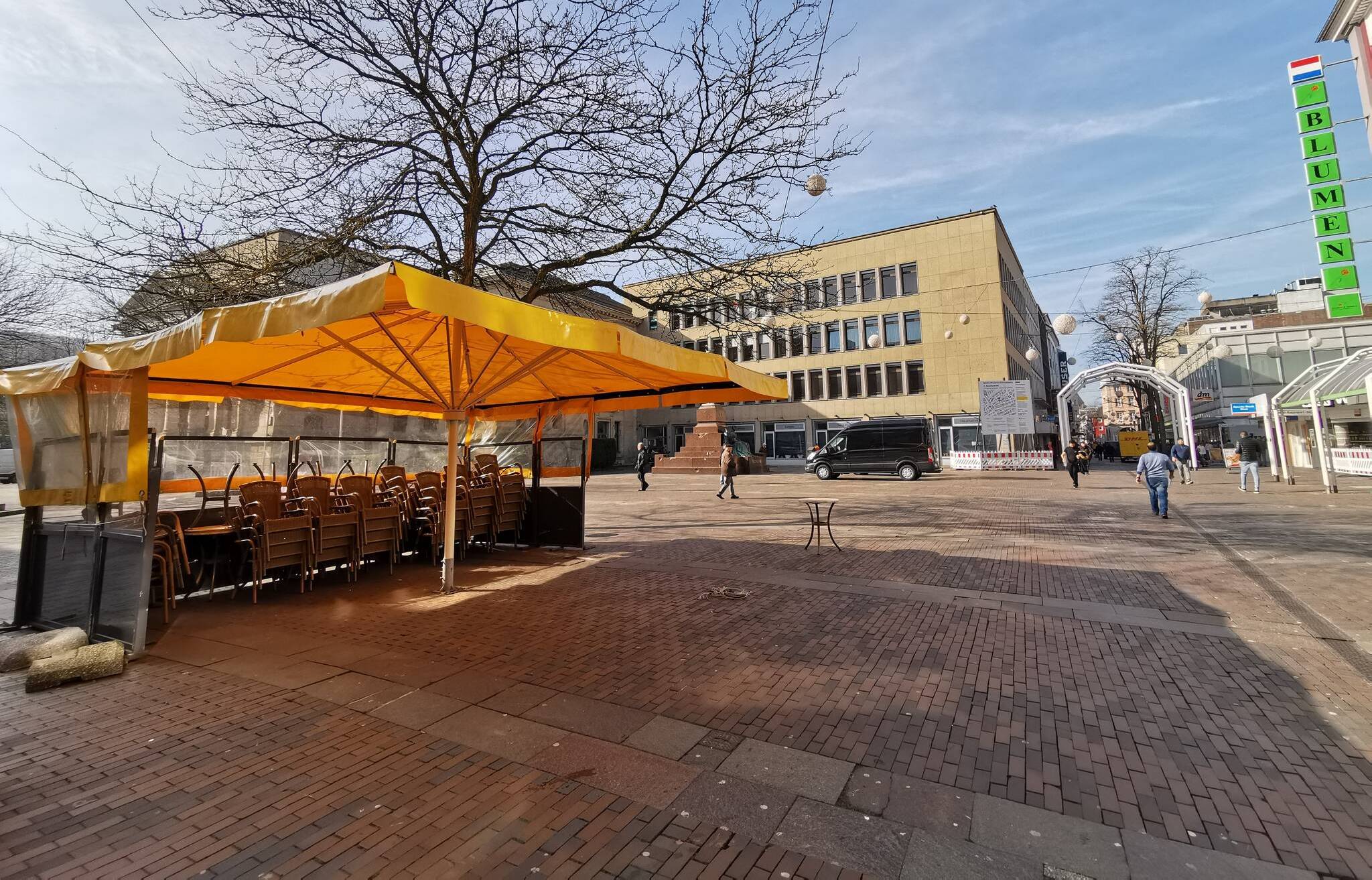 Die Terrasse der Eisdiele am Geschwister-Scholl-Platz in Barmen wurde...