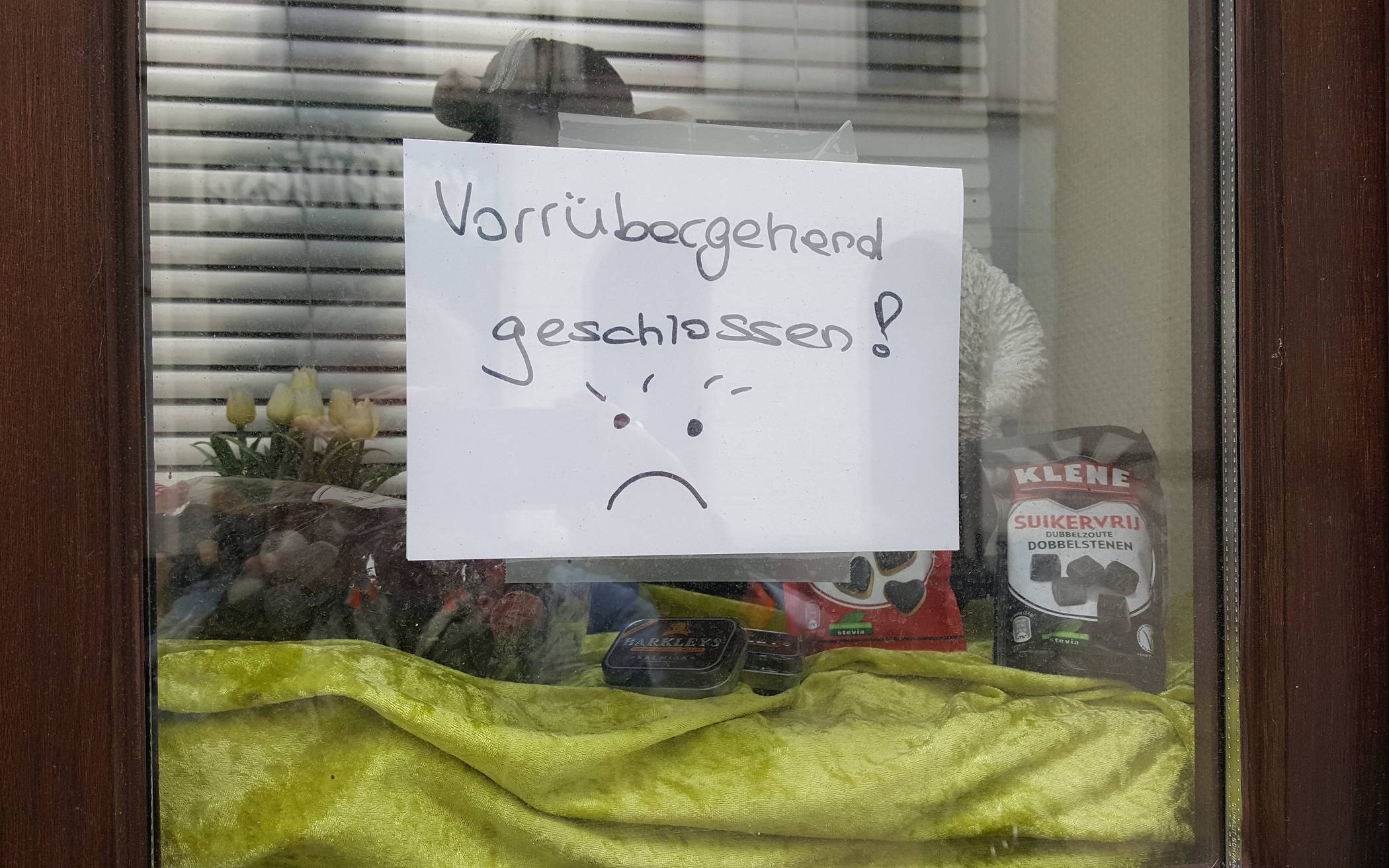 An der Fensterscheibe des Lakritzkontor an der Obergrünewalder Straße....