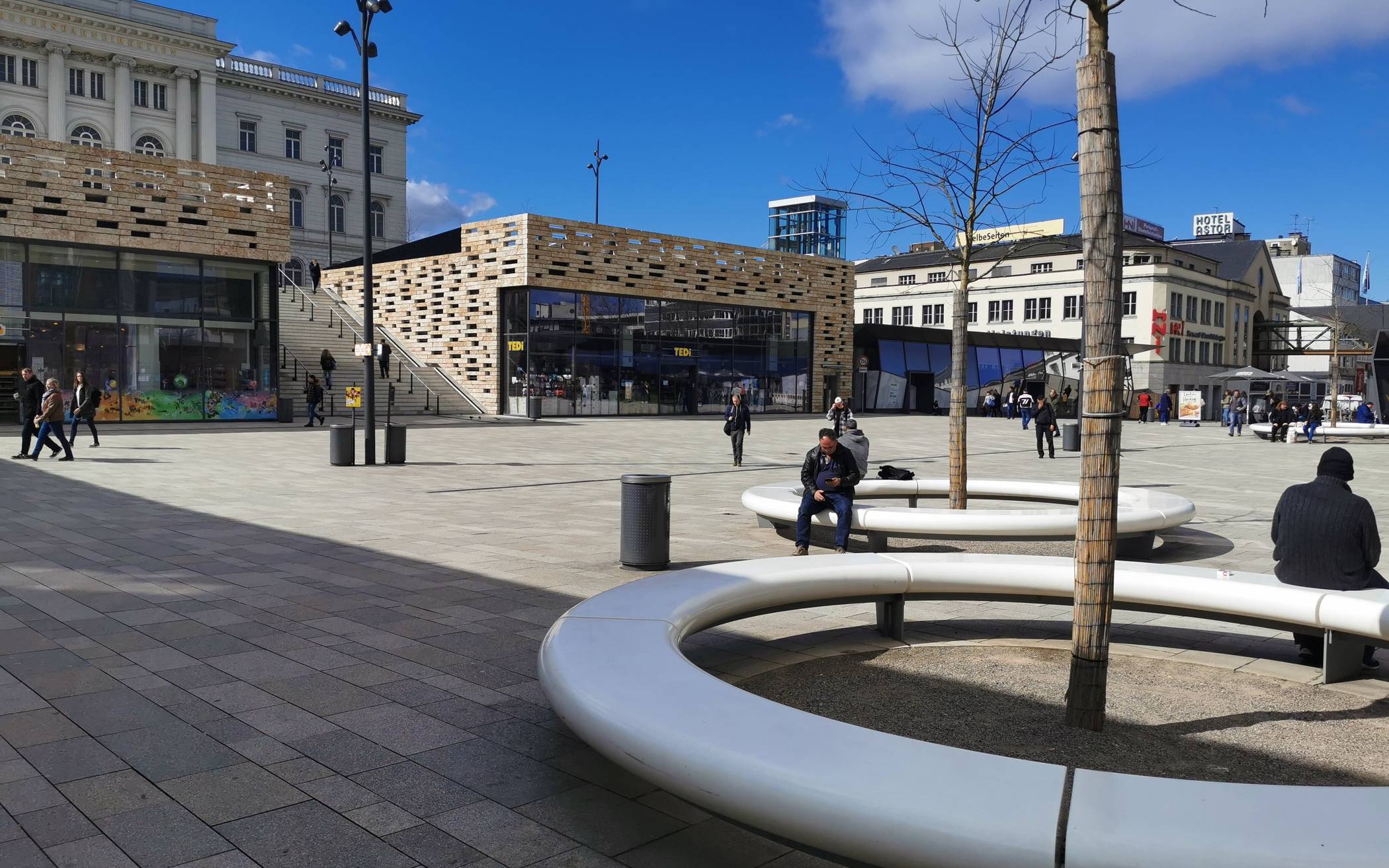 Einige Passanten sind noch unterwegs. Es sind aber schon deutlich weniger, als in den...