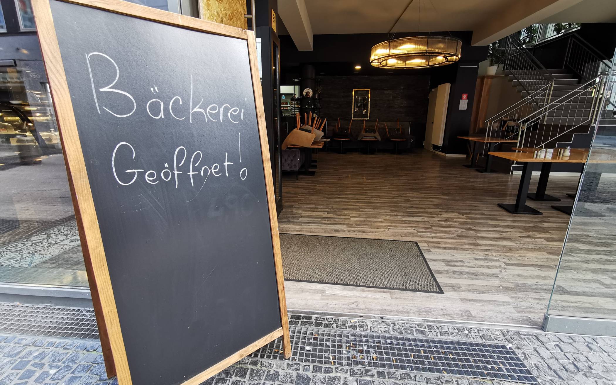 „Bäckerei geöffnet“ - verwaister Sitzbereich....