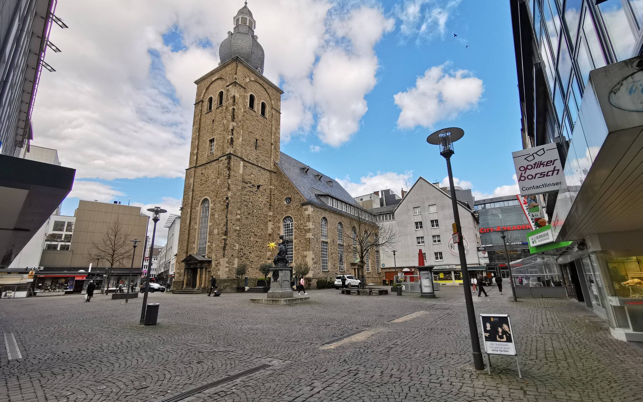 Normalerweise ist es um die Mittagszeit viel voller auf dem Kirchplatz....