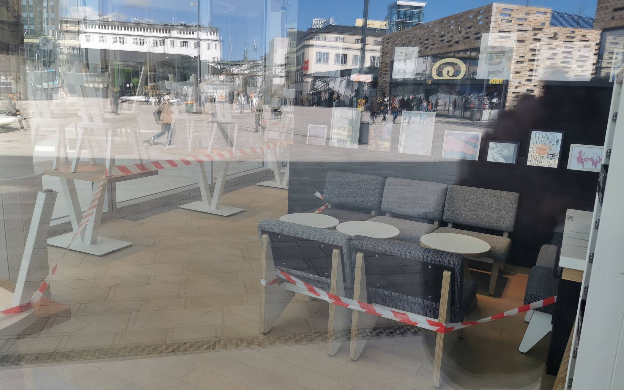 Die Bäckerei am Hauptbahnhof hat den Sitzbereich gesperrt....