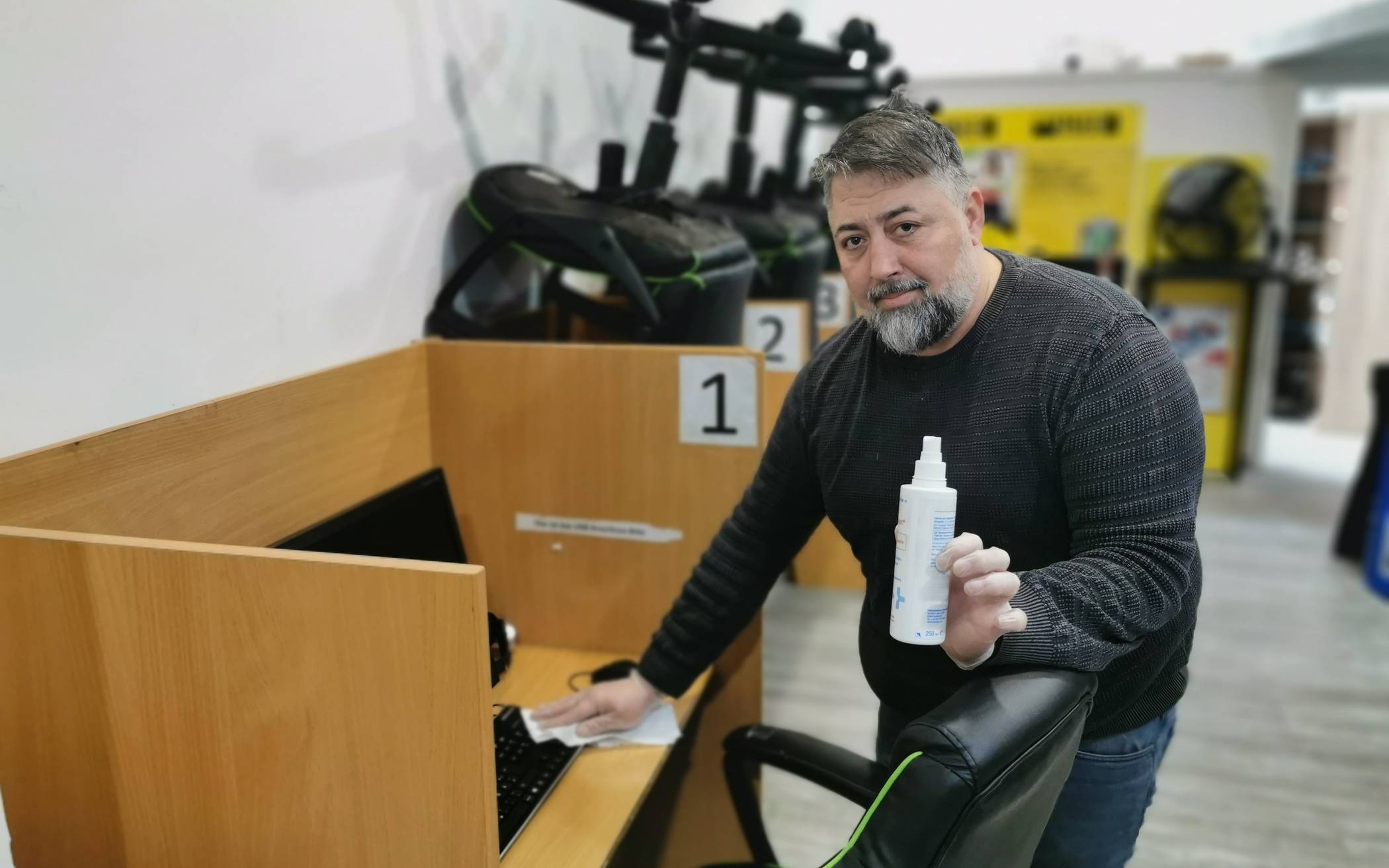 Ein Internet-Café PTT Western Union am Kipdorf hat noch geöffnet. Es dürfen aber nur...