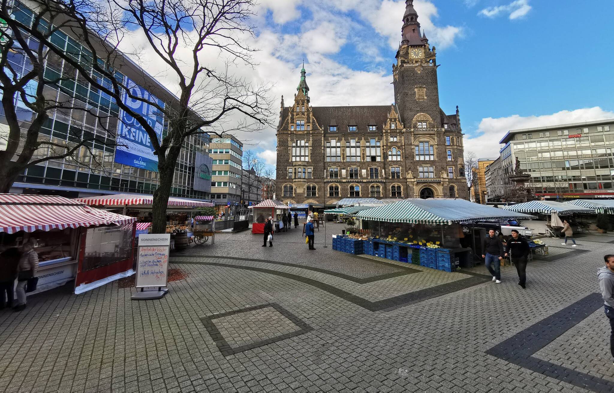 Die Stände auf dem Neumarkt dürfen weiterhin geöffnet haben....