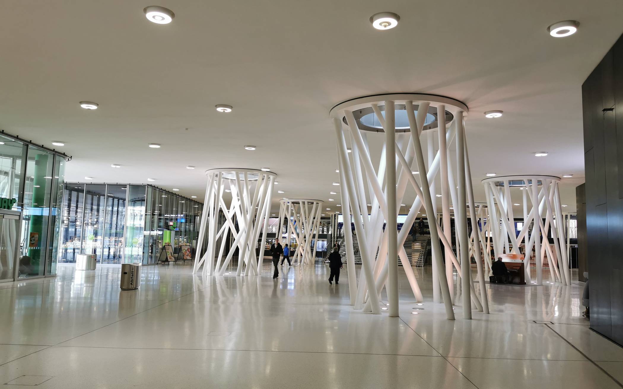 Auch in der Bahnhofshalle ist schon weniger los....