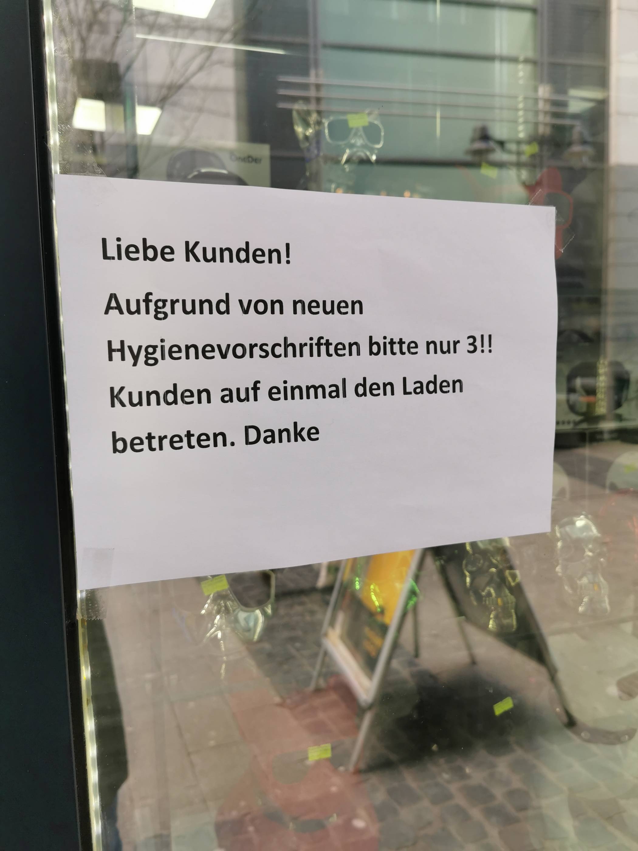 Viele Läden, die noch geöffnet sind, schränken den Zugang ein....