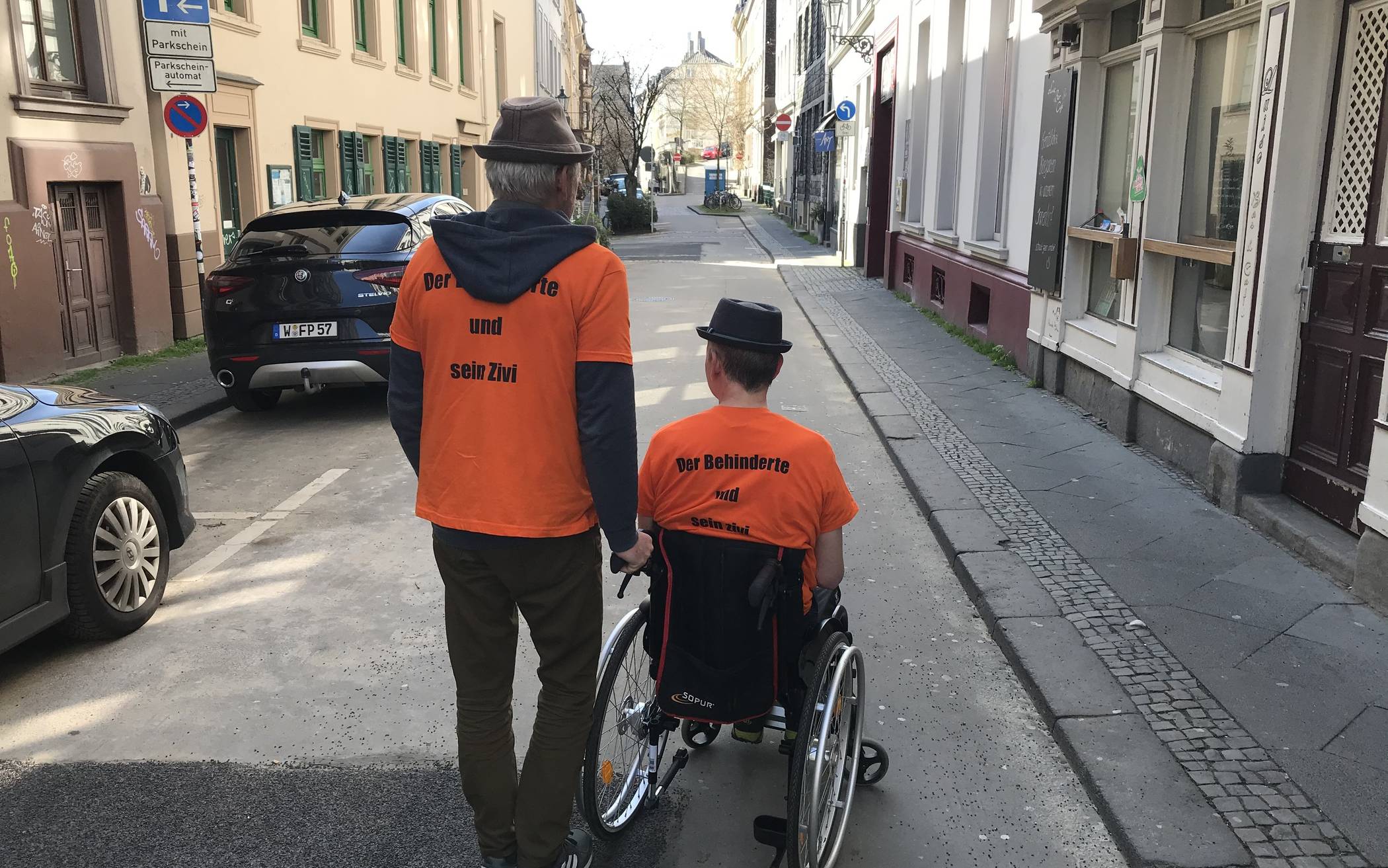  „Der Behinderte und sein Zivi“, zwei Wuppertaler, die die Kneipenszene retten wollen.  
