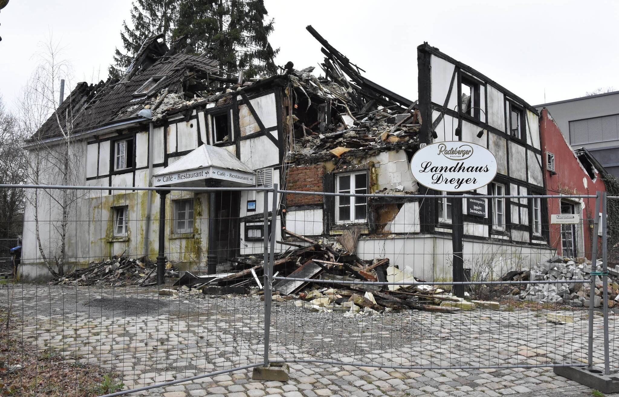  Das abgebrannte Landhaus Dreyer. 
