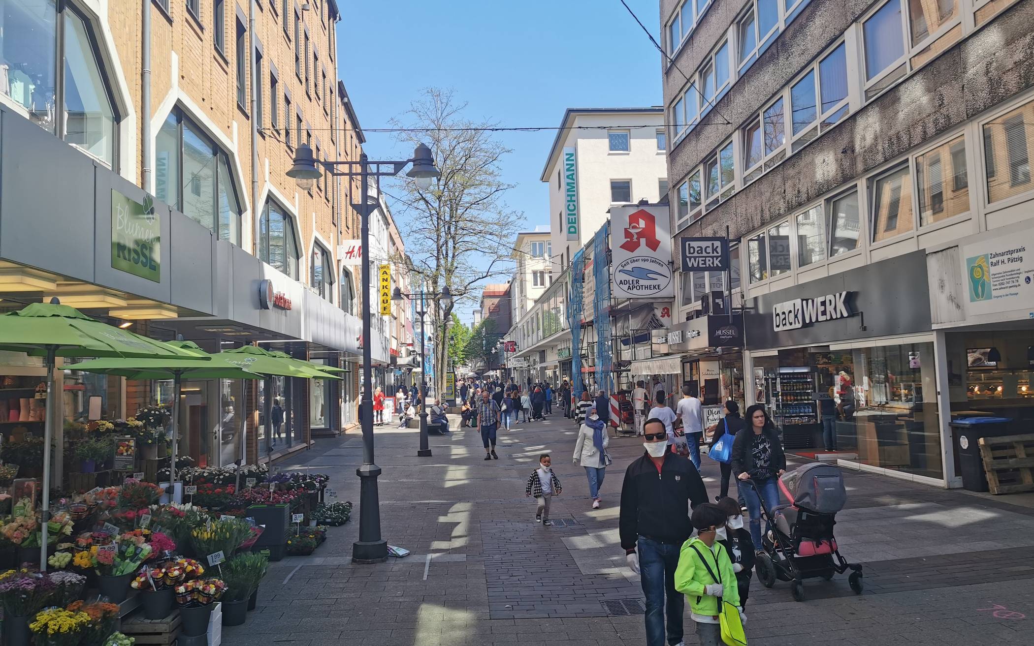 Die Lockerung der Corona-Maßnahmen lockte viele Menschen in die Innenstadt nach...
