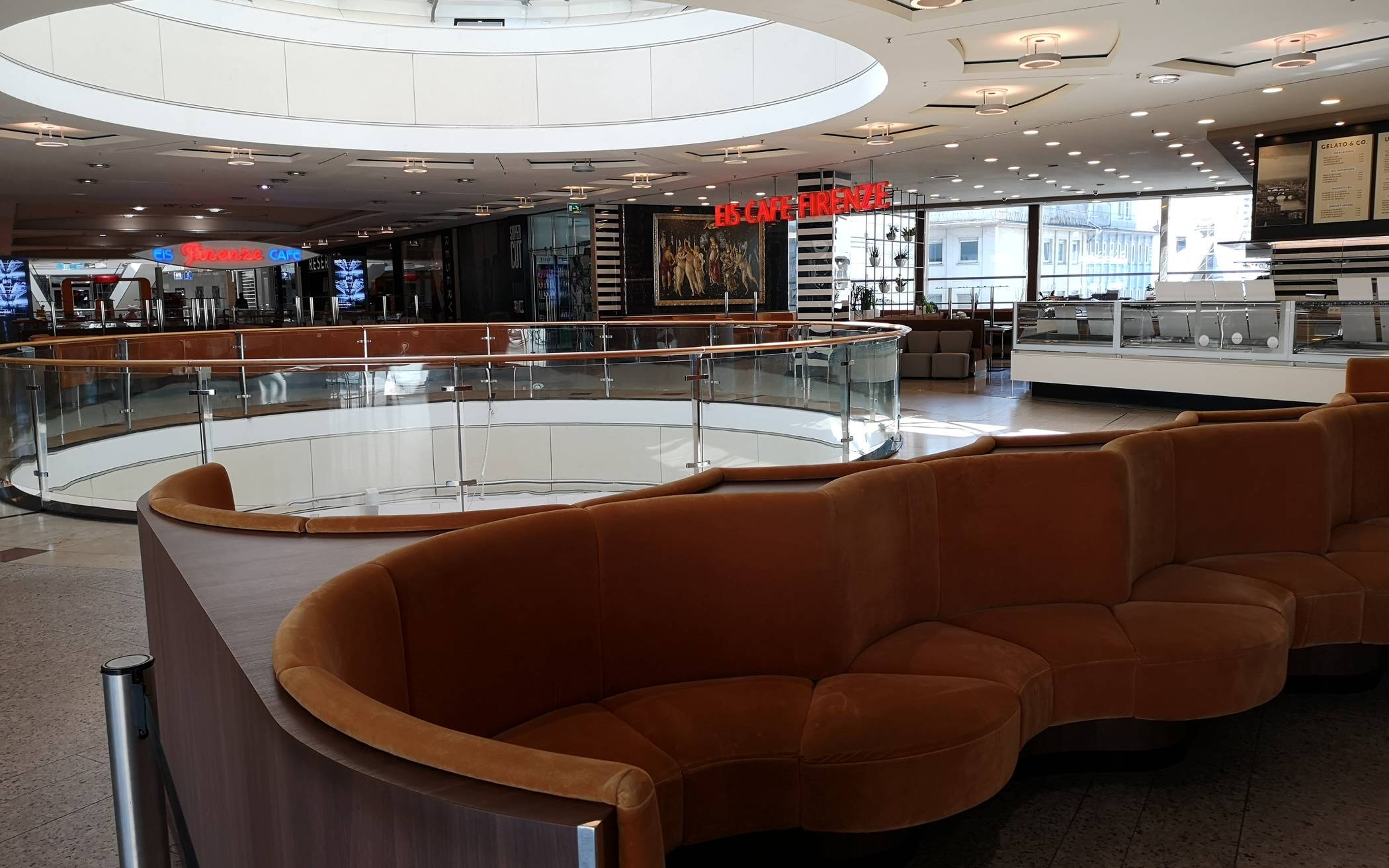 Leere Sessel im Eiscafé in den City Arkaden....