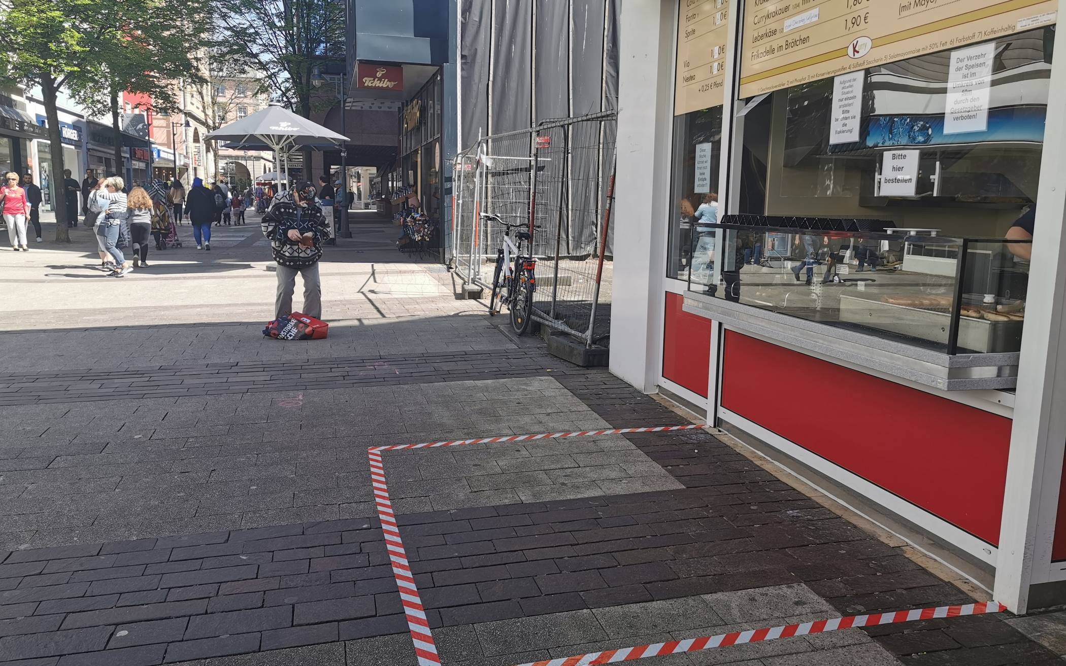 Dieser Imbiss in der Barmer Fußgängerzone hat den einzuhaltenden Sicherheitsabstand...