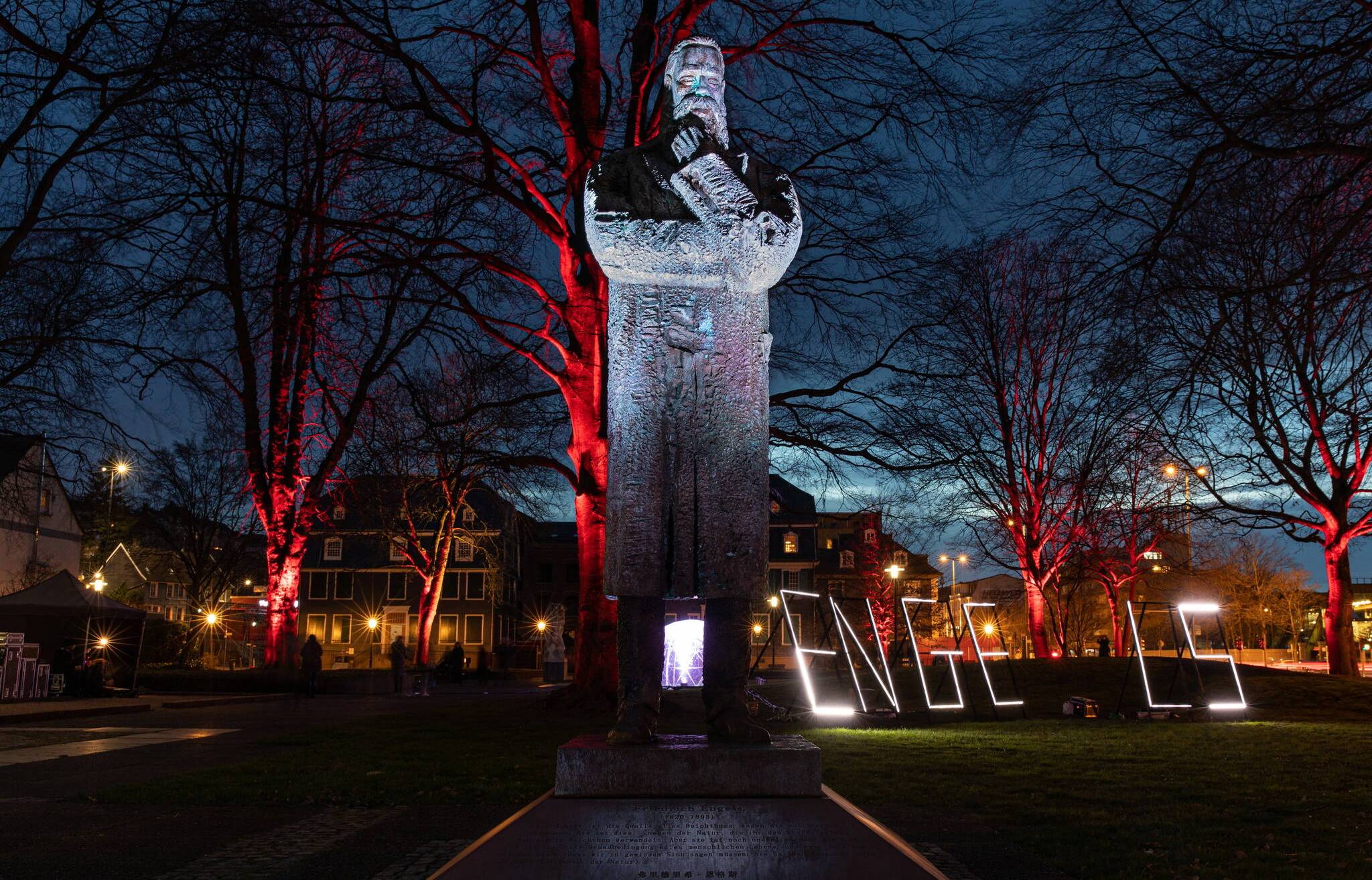  Das Engels-Denkmal im Engelsgarten in Wuppertal-Barmen.  