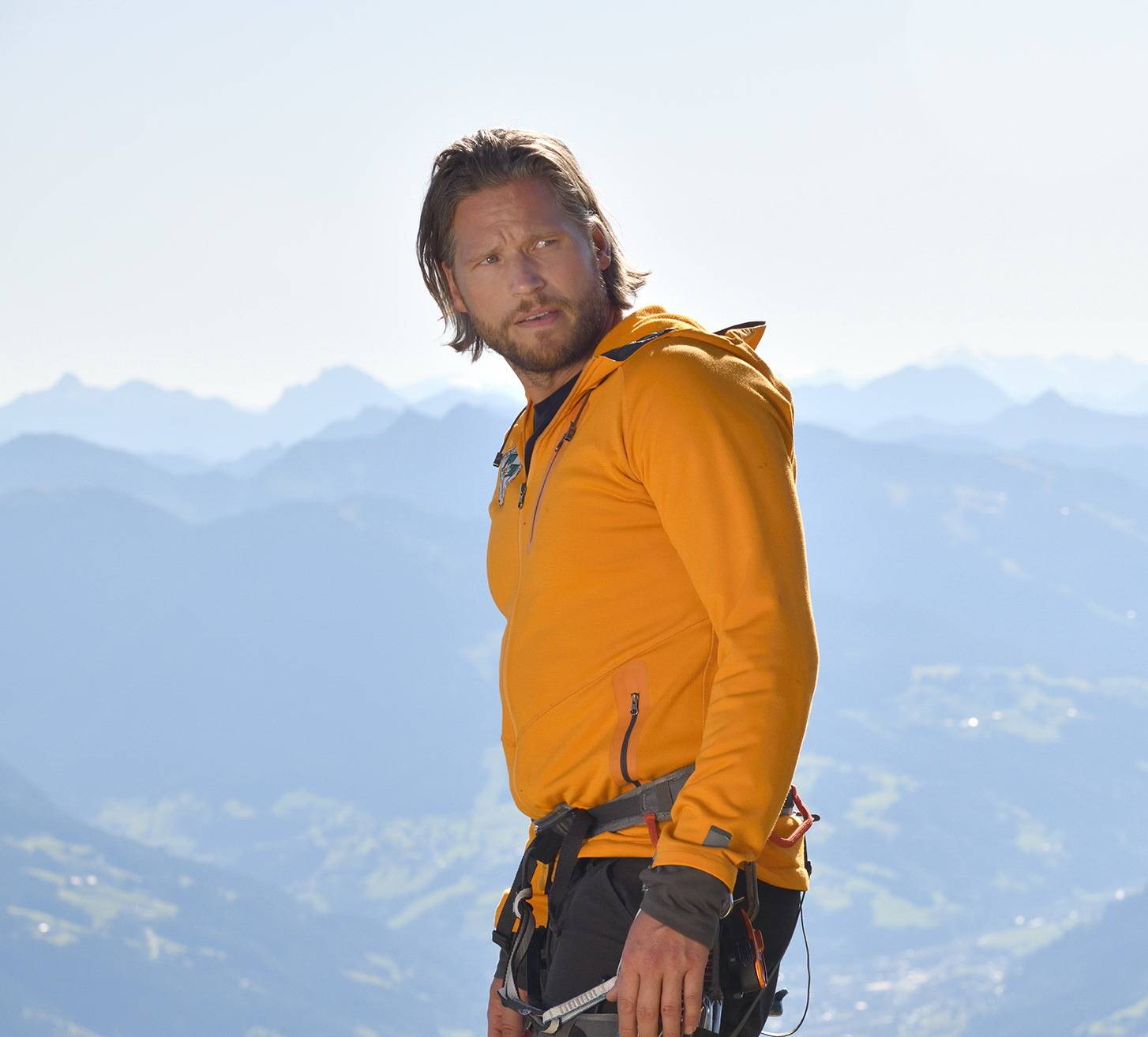  „Bergretter“ Sebastian Ströbel vorm Alpen-Panorama. 