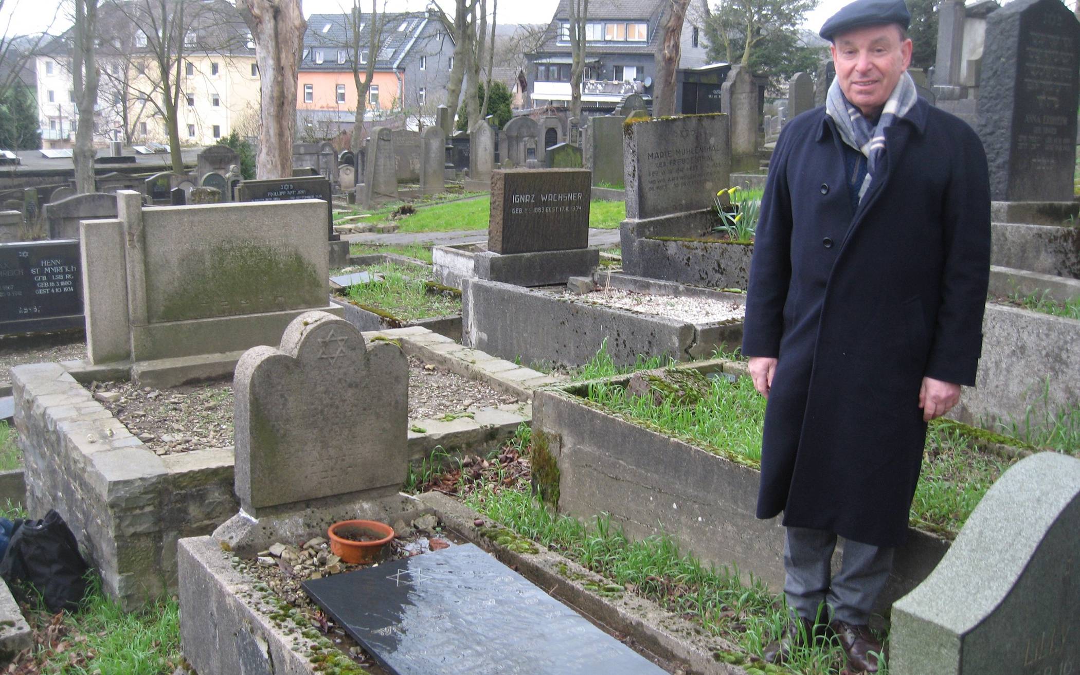  Dr. Stephen Lawson aus England, Neffe von Oswald Laufer, einem der ersten Wuppertaler Nazi-Opfer, besuchte das Grab seines Onkels. 
