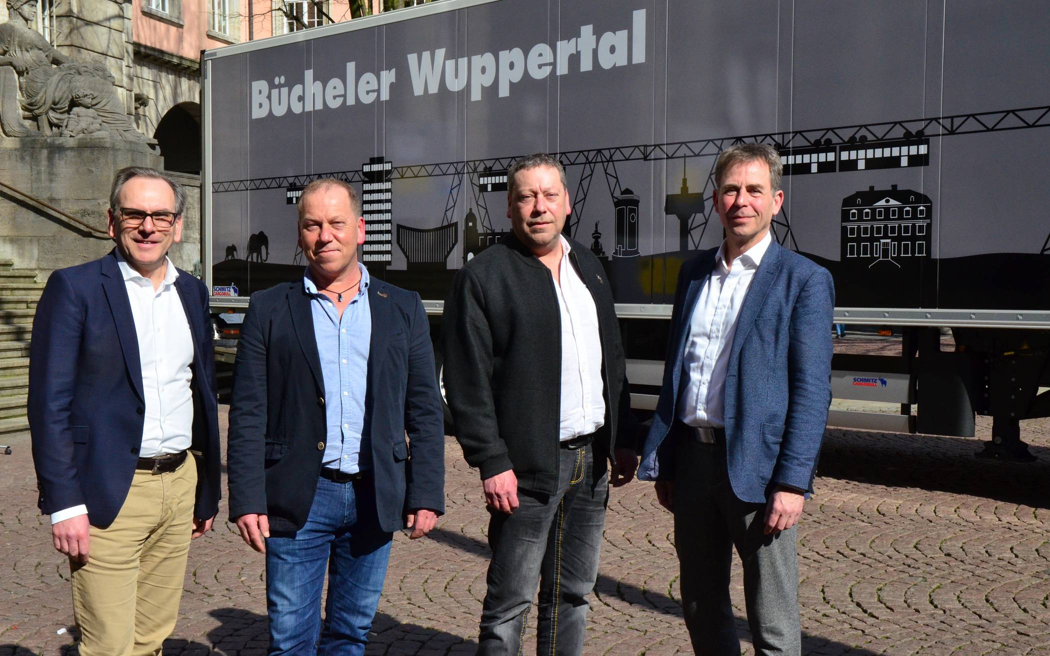  Bei der Vorstellung der Aktion vor etwa drei Wochen Oberbürgermeister Andreas Mucke mit Peter und Thomas Bücheler (Mitte) sowie Stadtmarketing-Geschäftsführer Martin Bang.     