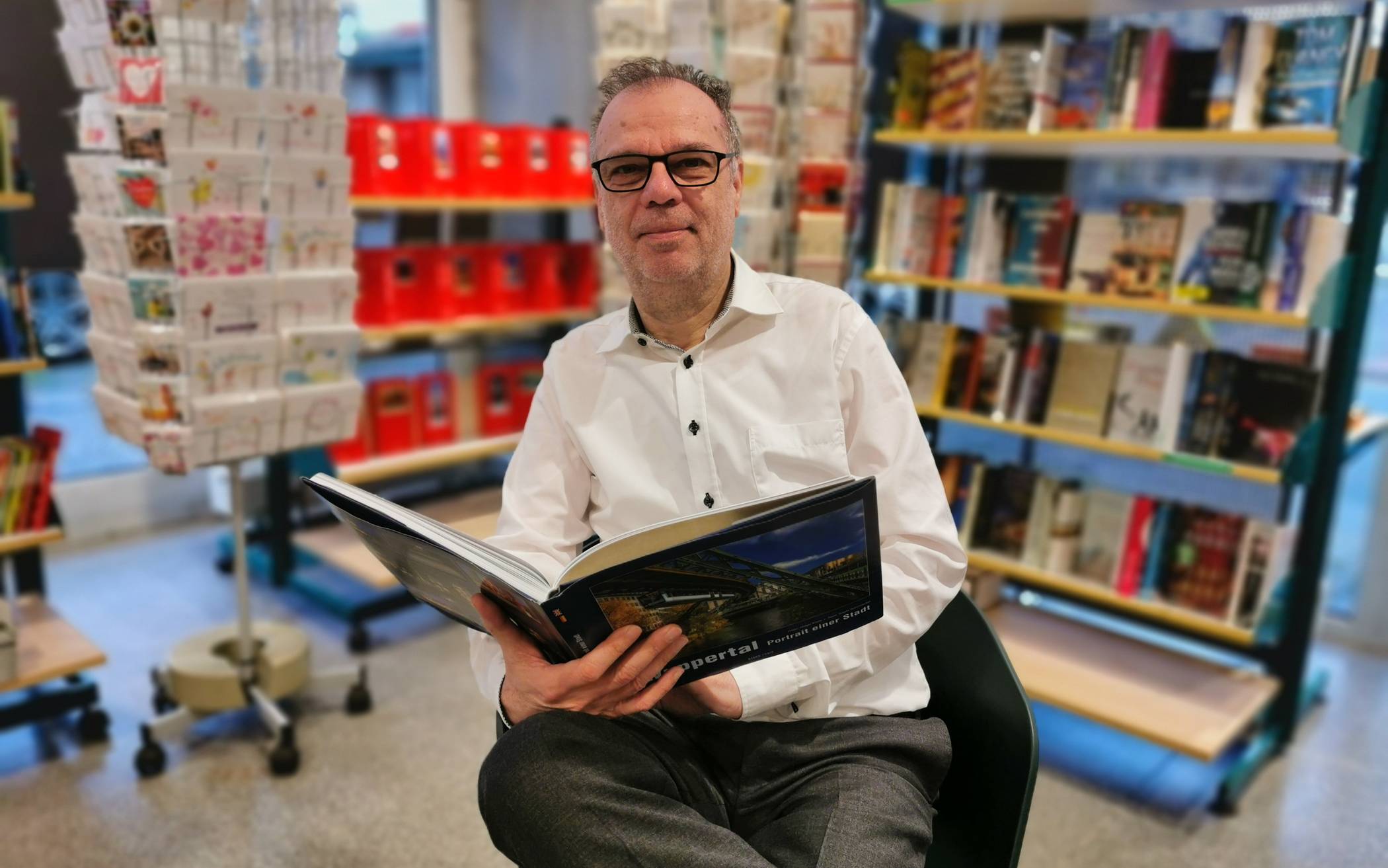  Michael Kozinowski, Inhaber der Buchhandlung Klaus v. Mackensen, freut sich über seine treuen Kunden, die auch weiterhin bei ihm Bücher bestellen.  